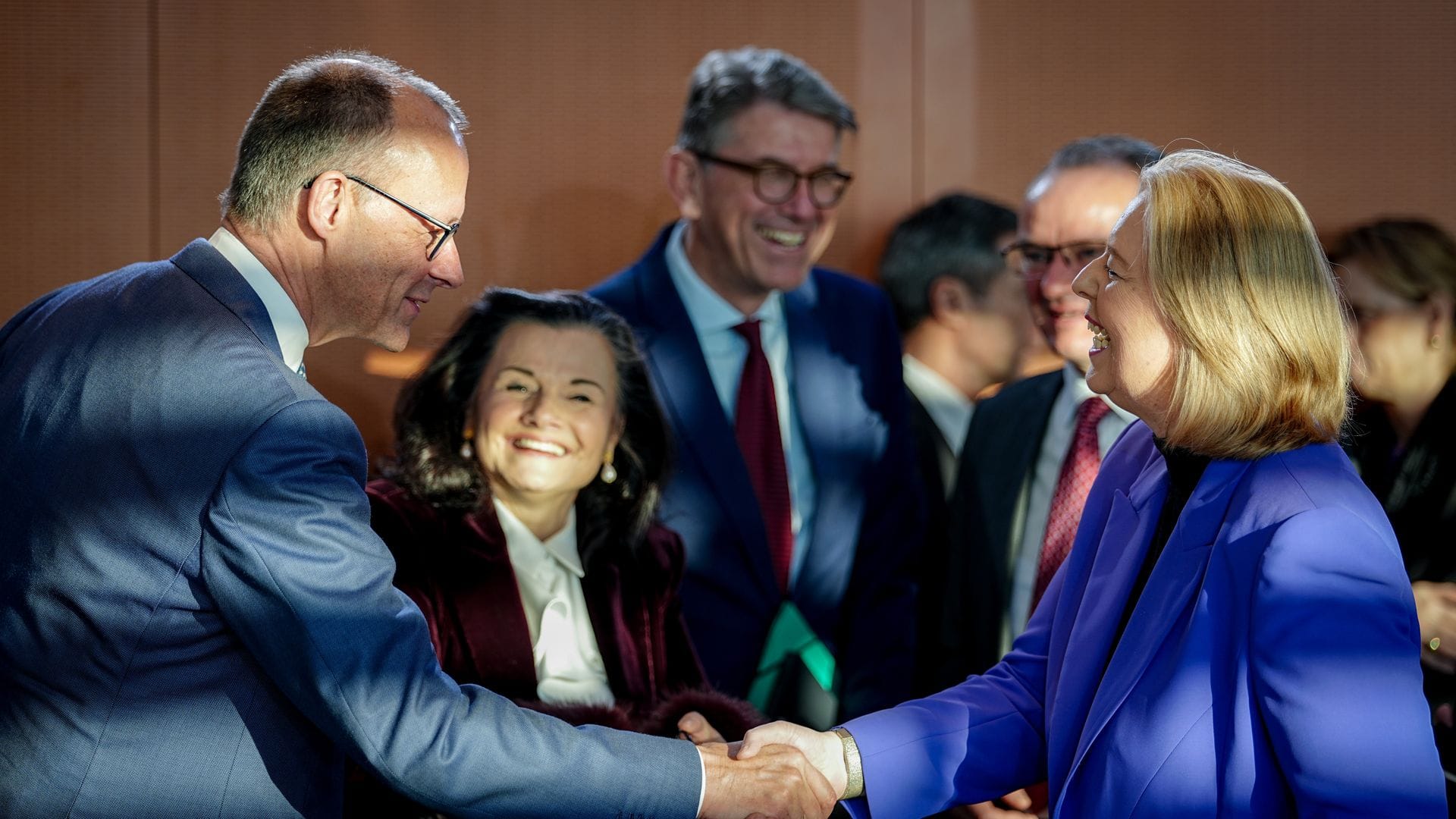Kanzler Merz und Ministerin Bas wirken im Kabinett zufrieden.