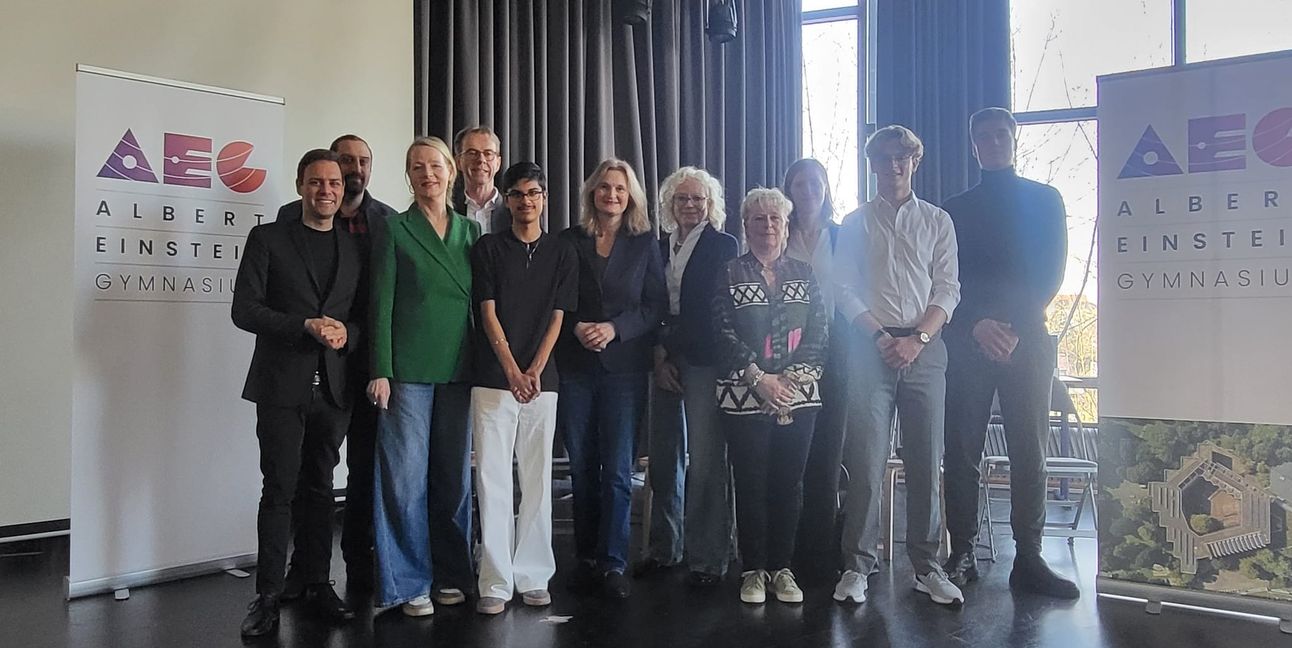 Vertreter von SPD, Linken, Grünen, CDU, FDP und AfD stellten sich den Fragen der Schülerschaft am AEG.	Bild: Fecht