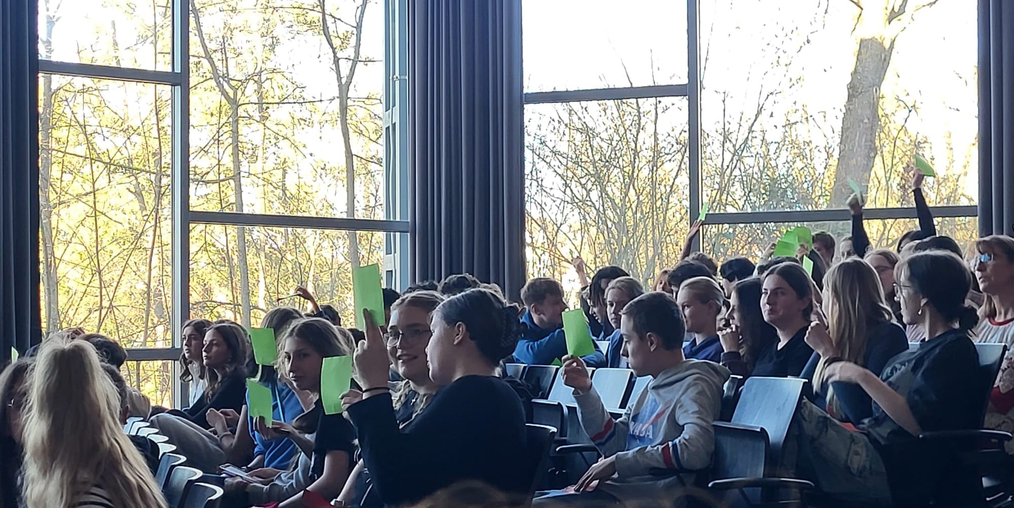Schüler des AEG zeigen über grüne oder rote Karten ihre Zustimmung oder Ablehnung.