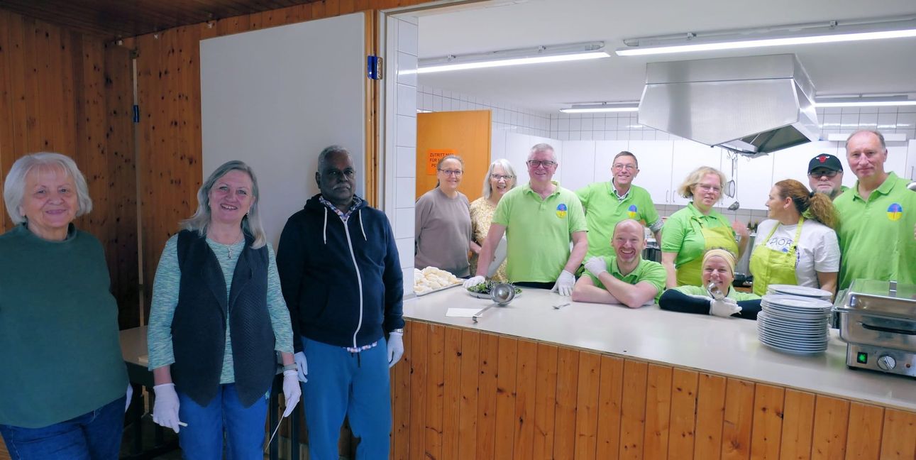 Die Fleißigen aus der Küche (von links): Anneliese Bakula, Elisabeth Müller, Gopi Frank, Janett Michel, Petra Ländner, Markus Kürschner, Ronny Michel (hinten), Michael Klezin, Gertrud Klezin (hinten), Jenny Zaremba-Kürschner (Stirnband), Ganimete Salihu, Gernod Veihl (schwarze Kappe), Markus Steinberg.