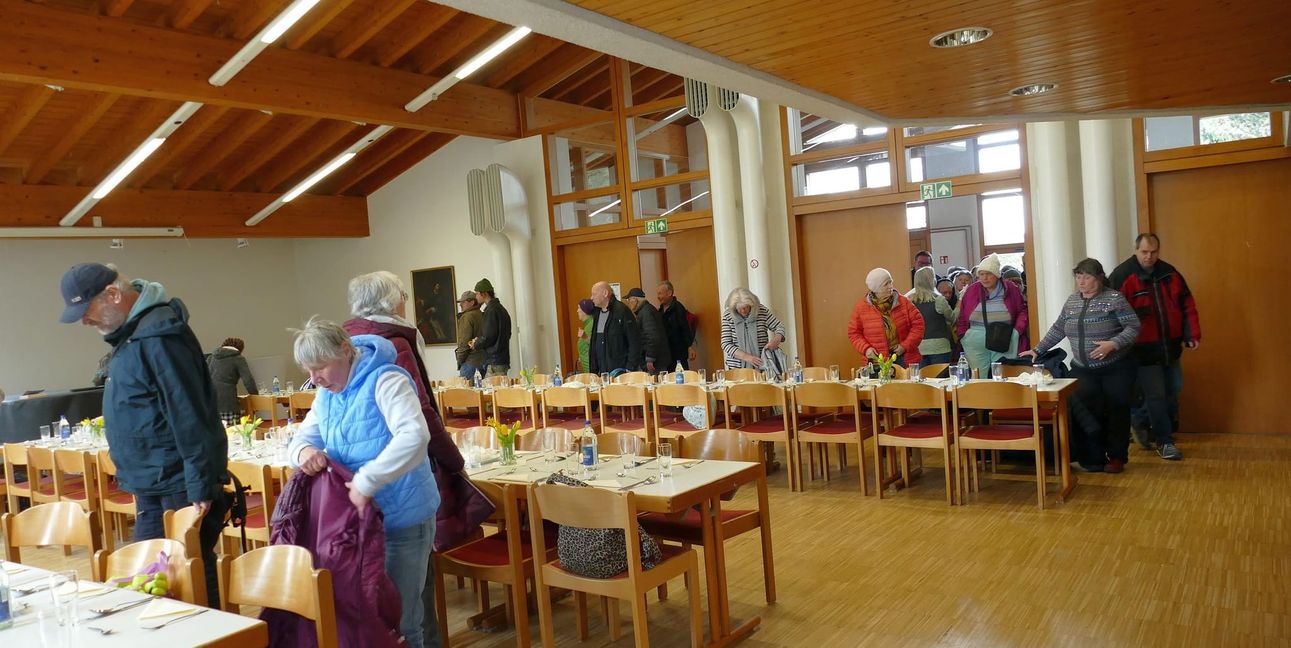 Um 12 Uhr füllt sich der Saal.