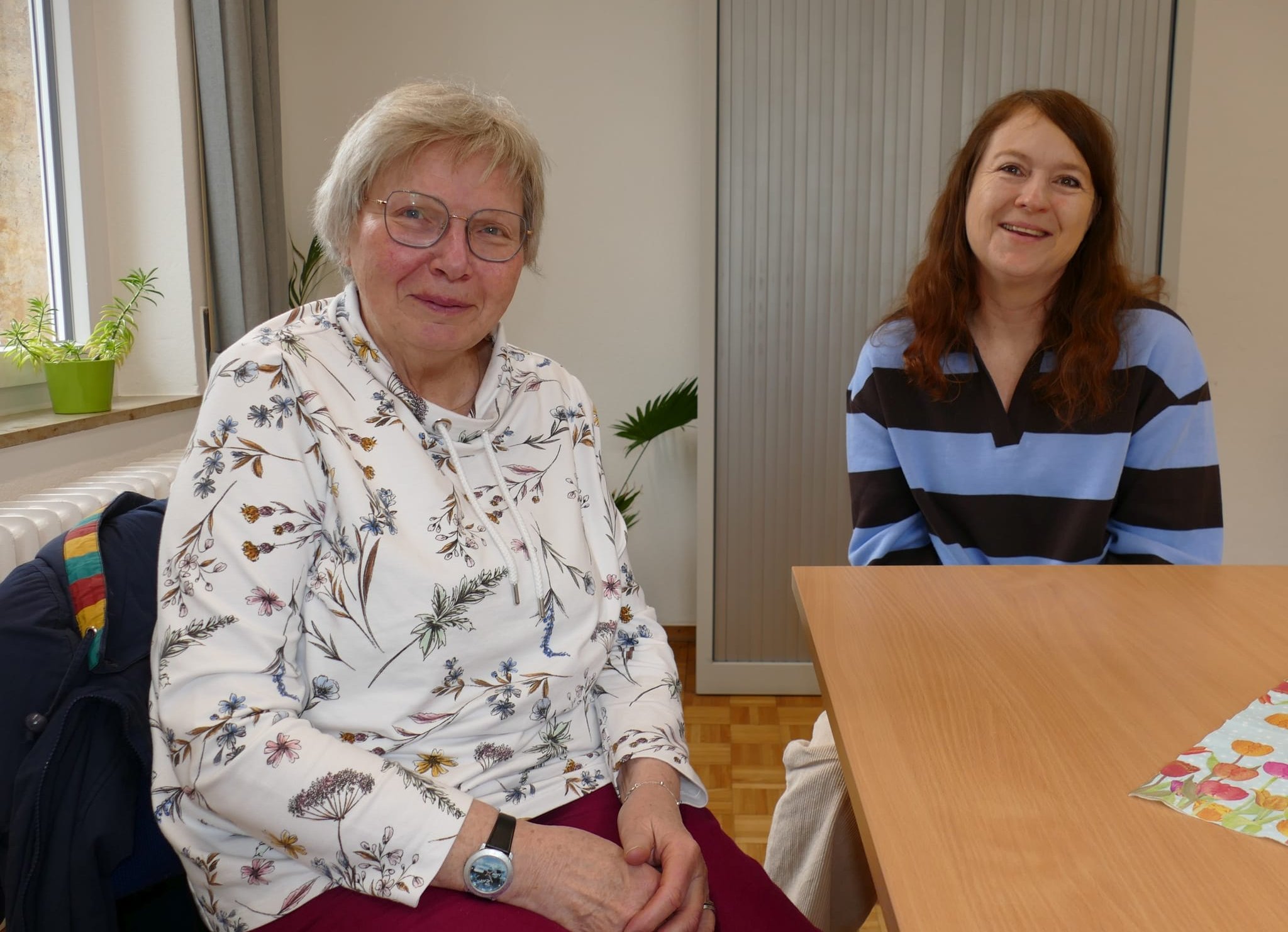 Hanne Baisch (links) und Bettina Hartig in der Diakonie.