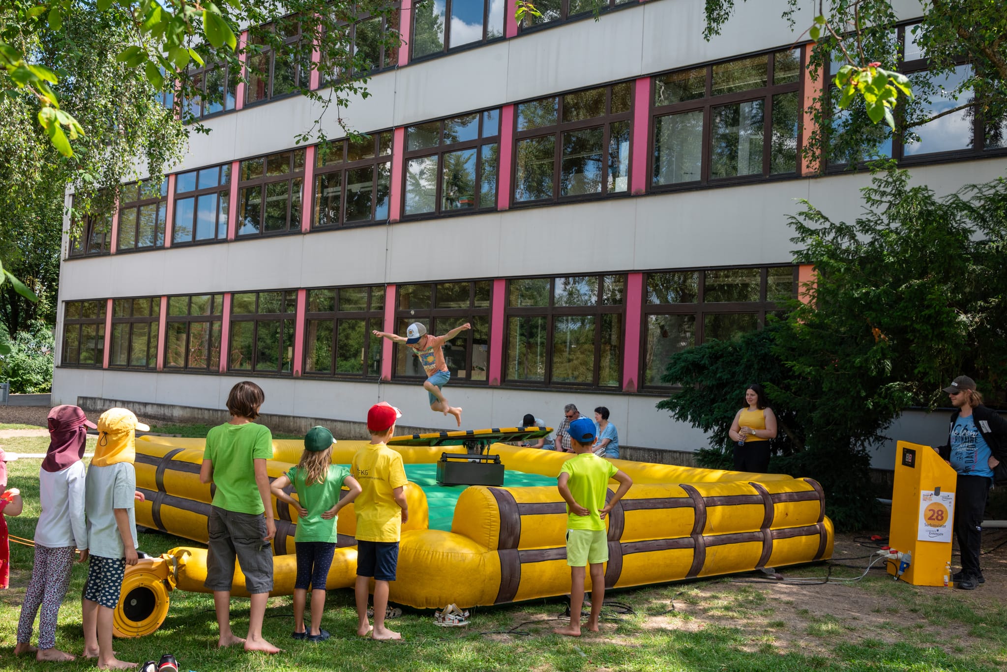 Beim Surfsimulator das Gleichgewicht zu halten, war gar nicht so einfach