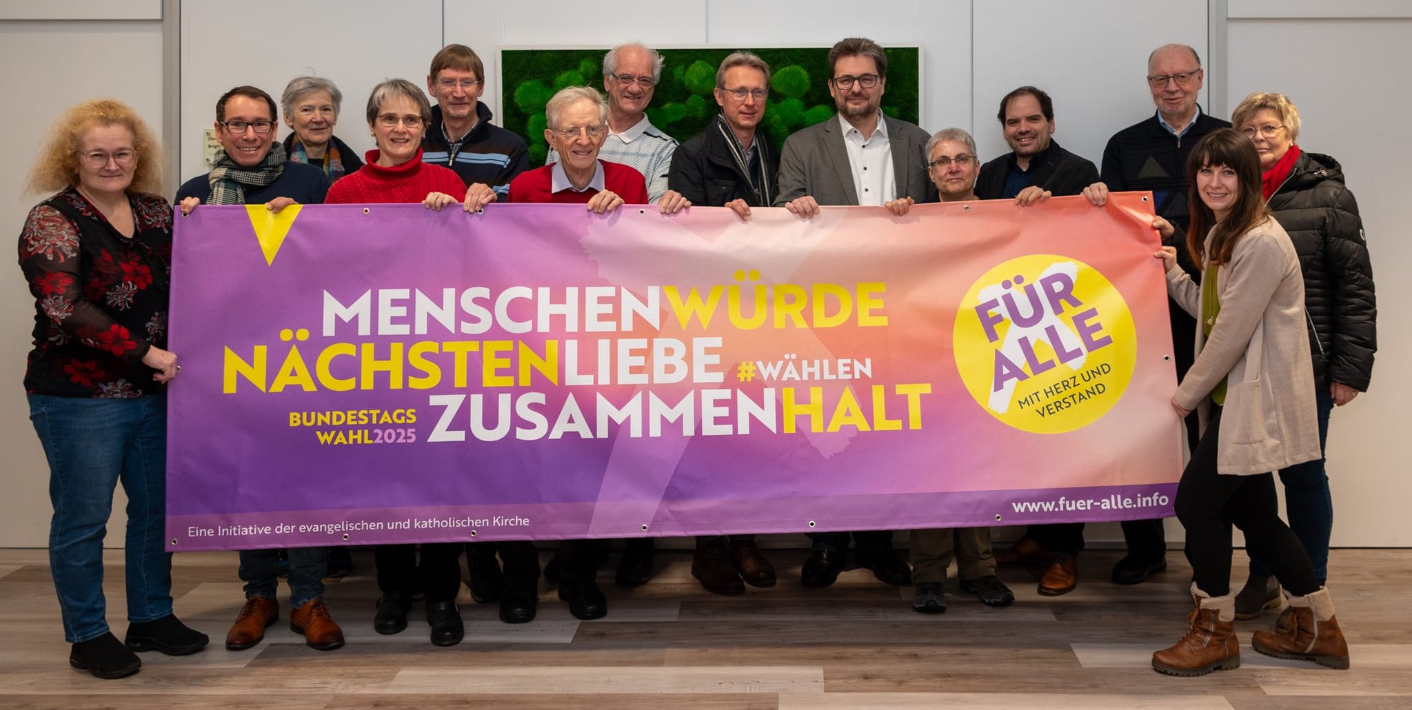 Die Vertreter der evangelischen und katholischen Kircher und weiterere Institutionen: Prof. Dr. Ute Reuter,  Philipp Koch, Jutta Rau, Annegret Hiekisch, Peter Starting, Karlheinz Rau,  Harald Sterzinger,  Klaus Kempter,  Markus Frasch, Petra Waschner, Fabian Maysenhölder, Anton Feil, Eva Sailer-Habel, Birgitta Hoyer-Hensel (von links). Bild: Nüßle