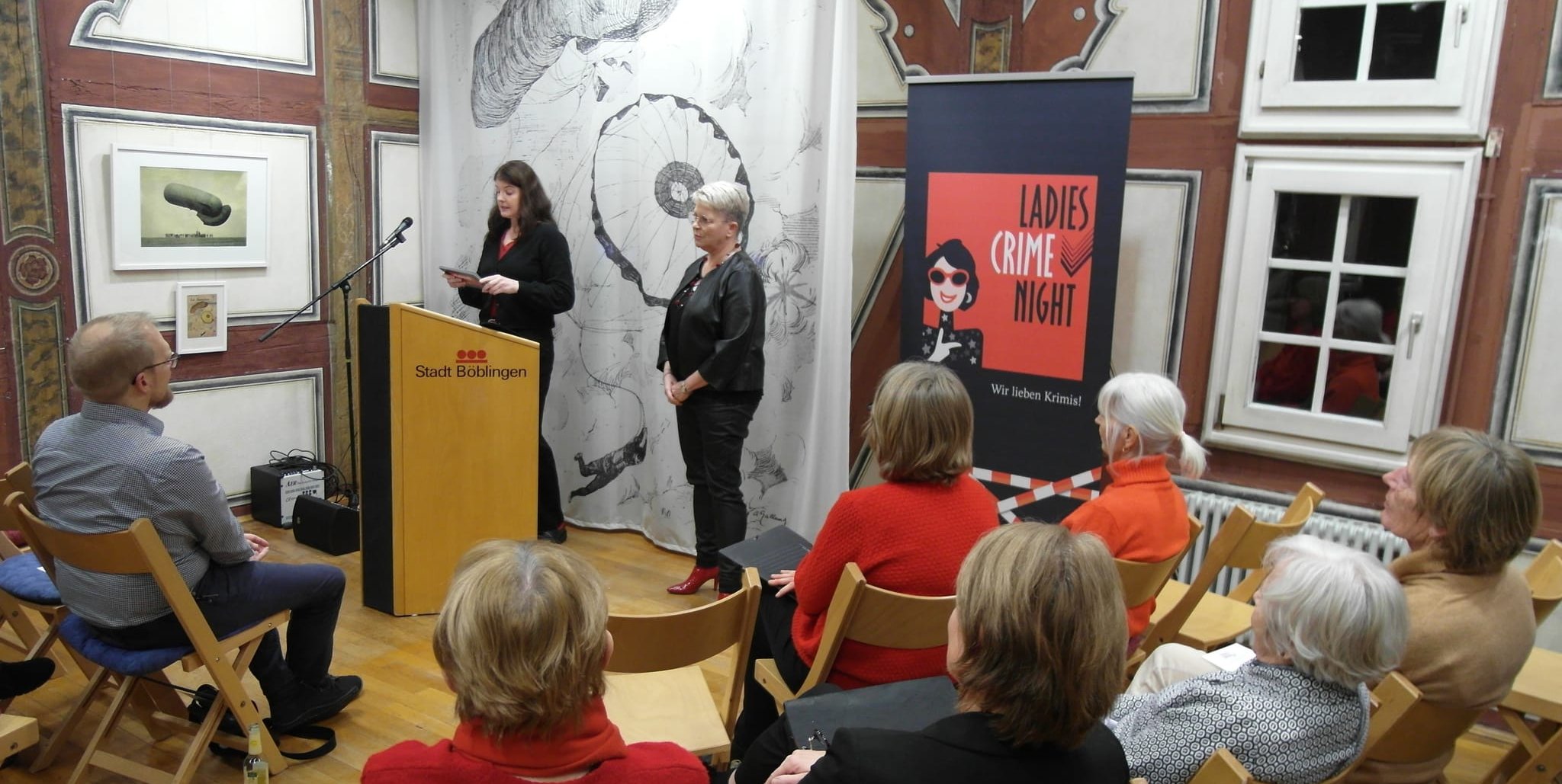 Mareike Fröhlich und Petra Naundorf  (von links) bei der Krimi-Lesung im Fleischermuseum am Böblinger Marktplatz.