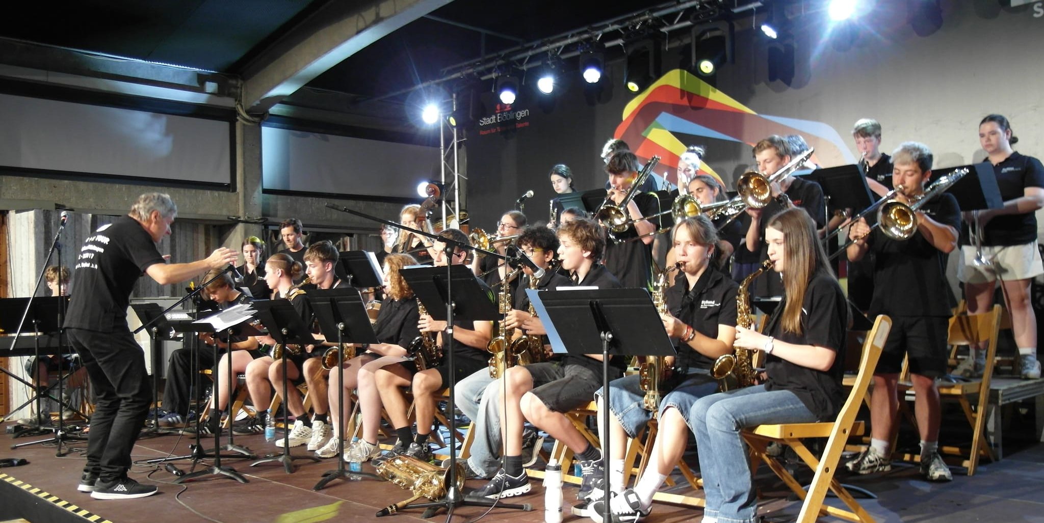 Die AEG Big Band unter der Leitung von Janni Stephan bei der Eröffnung vom Böblinger Sommer am See.
