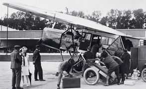 Die Fokker-Grulich FII D-742 vor dem Start in Berlin-Tempelhof.