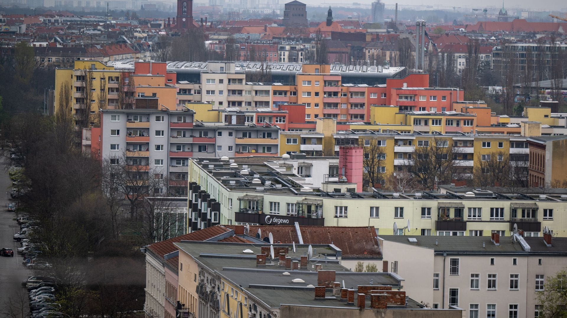 Wohnhäuser in Berlin: Die Mieten zogen zum Jahresende an (Archivbild)