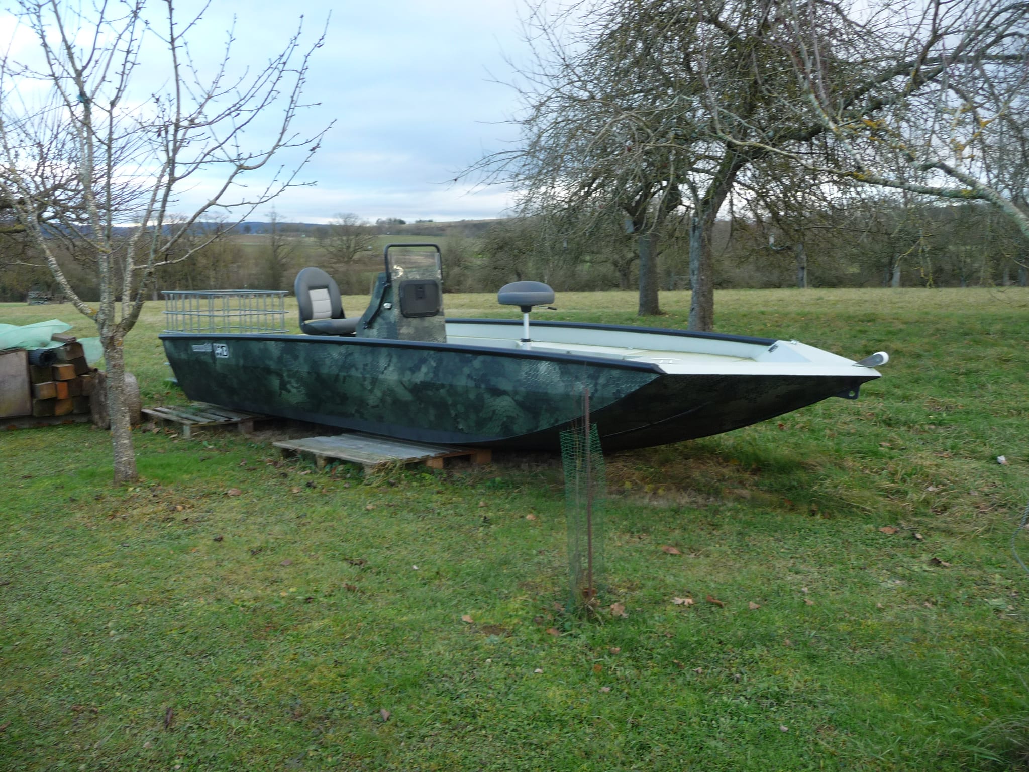 Zwischen Obstbäumen „gestrandet“: Motorboot auf Gemarkung Magstadt.  Bild: Reichert