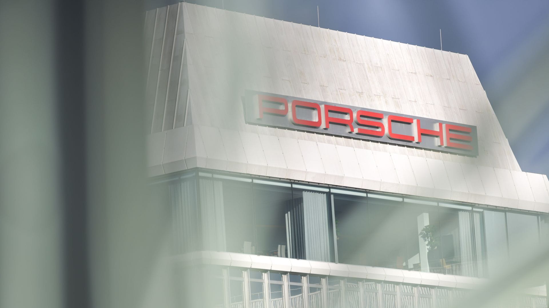 Die Zeiten, da es bergauf geht, sind bei Porsche vorbei. Nun muss in Zuffenhausen die Produktion tageweise gekürzt werden.