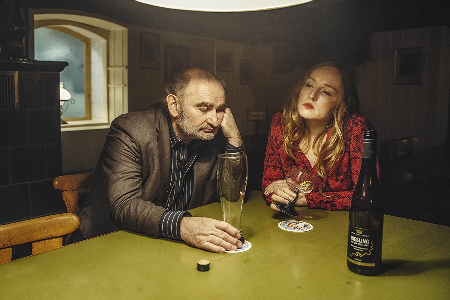Siggi Zimmerschied hat „Weißbier im Blut“, Brigitte Hobmeier einen Weißwein. Bilder: z