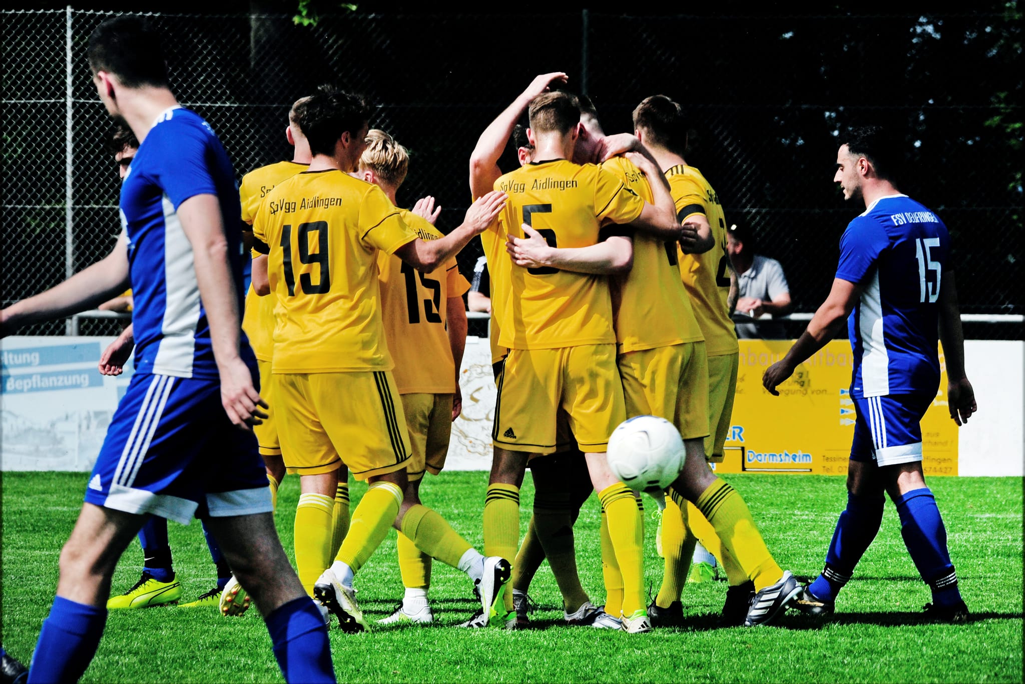 Die Spvgg Aidlingen bejubelt den 1:0-Erfolg gegen Gärtringen.