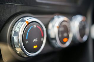Die Klimaanlage im Auto sollte auch im Winter genutzt werden. Hier verraten wir Ihnen die Gründe.