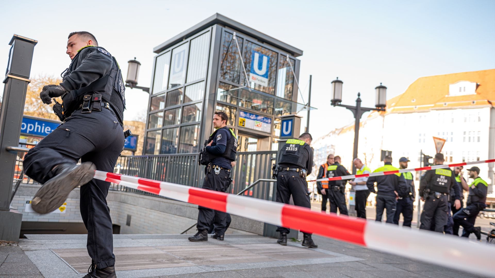 Die Polizei sperrte den U-Bahnhof ab.