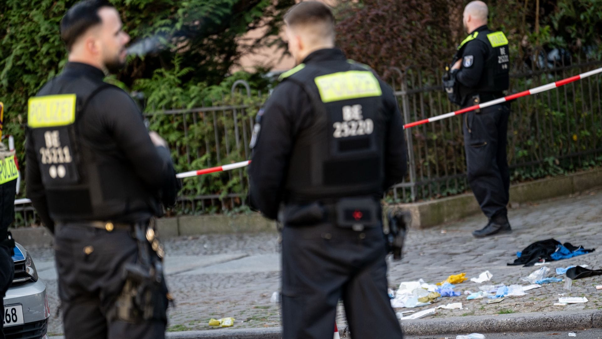 An der nahe gelegenen Schloßstraße schoss die Polizei auf den mutmaßlichen Angreifer.