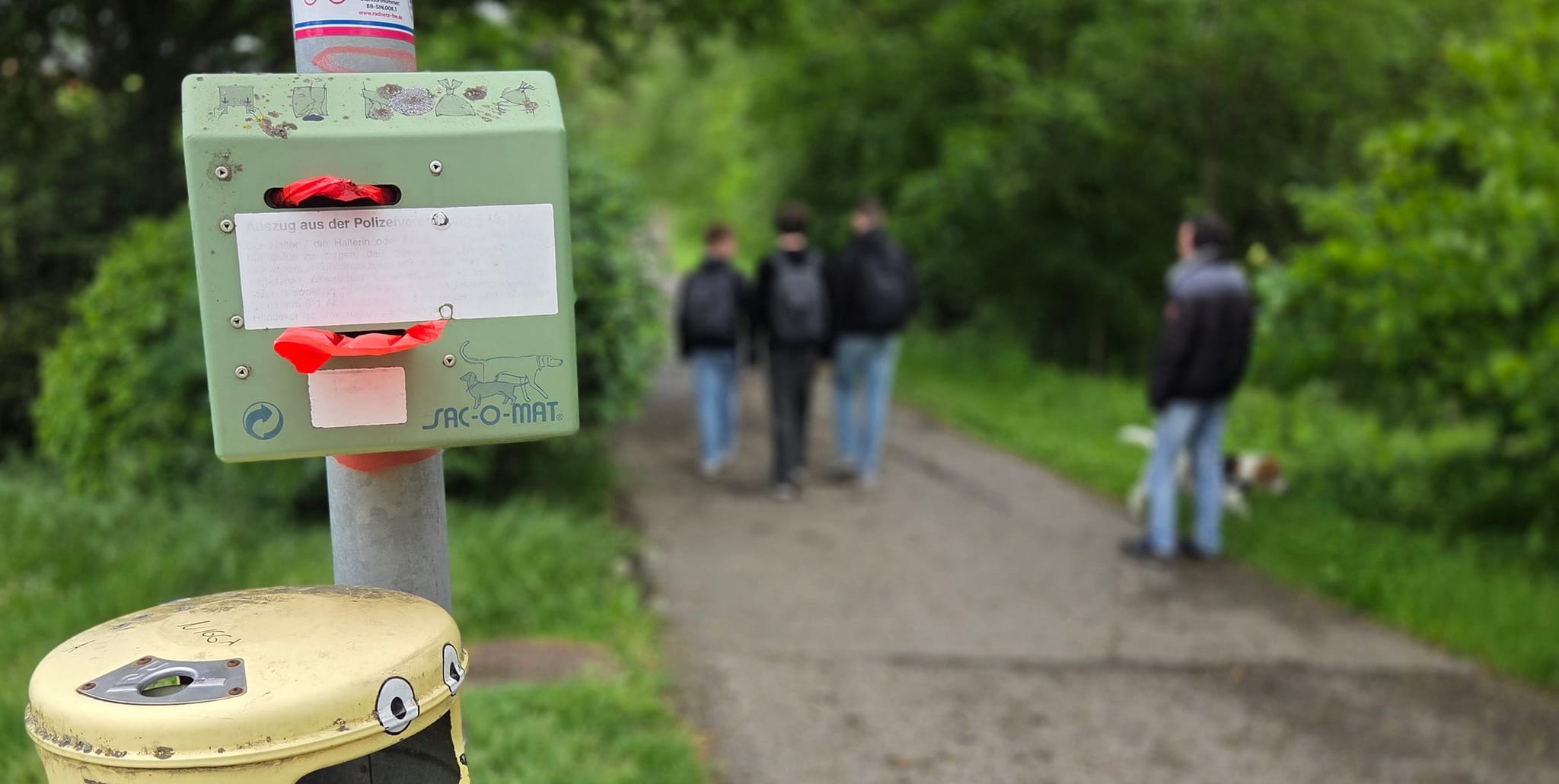 Mit dem Vierbeiner unterwegs? Dann sollte man sich in Zukunft mit Hundekotbeuteln eindecken. Ohne wird es teuer.