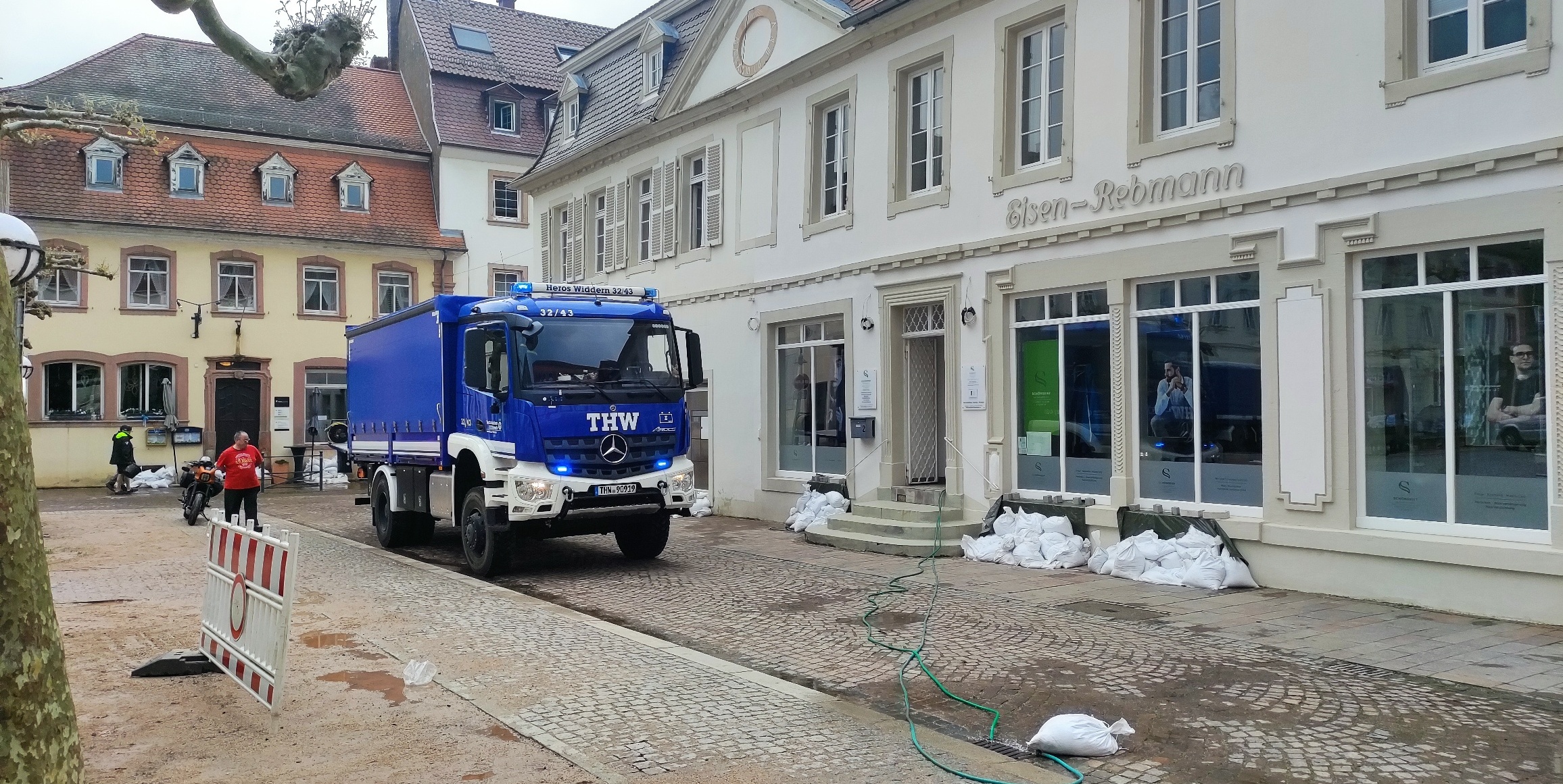 Entwässerung von Gebäuden in der Blieskastler Innenstadt und in einem überfluteten Pumpkraftwerk am Ortsrand waren Schwerpunkte für das Böblinger THW im Saarland.