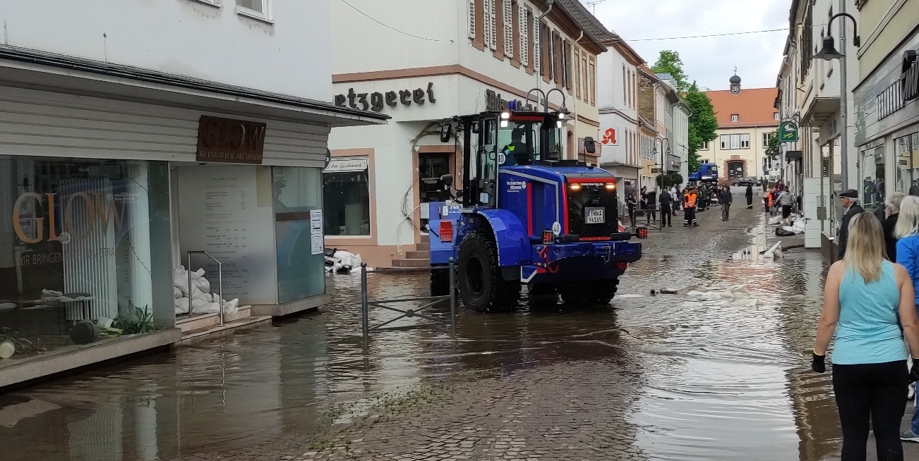 Entwässerung von Gebäuden in der Blieskastler Innenstadt und in einem überfluteten Pumpkraftwerk am Ortsrand waren Schwerpunkte für das Böblinger THW im Saarland.