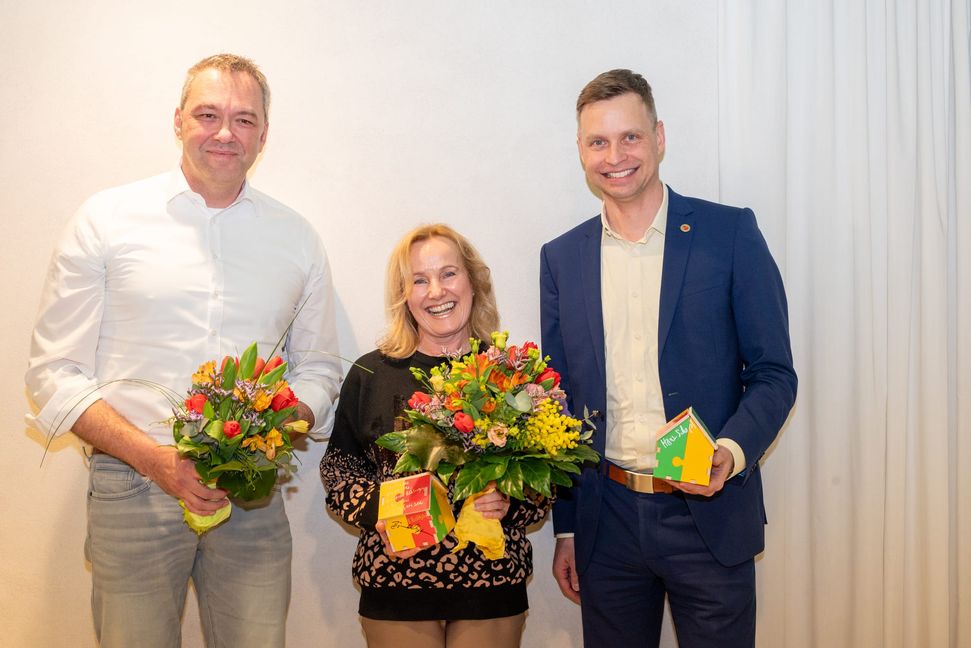 Marcus Lange übernimmt das Amt des Hauspaten von Dorit Hornstein. Bürgermeister Tobias Heizmann (rechts) dankt im Namen der Stadt für das Engagement.Bild: Nüßle