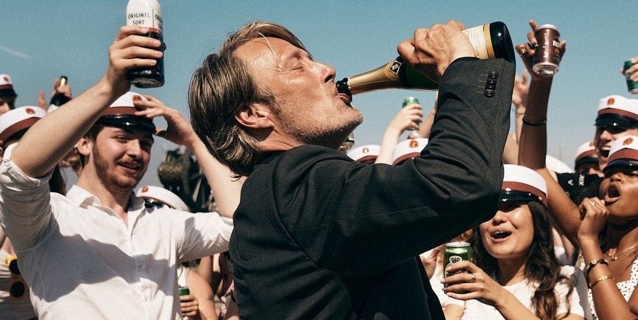 Mads Mikkelsen testet eine Theorie. Das Ergebnis: „Der Rausch“.