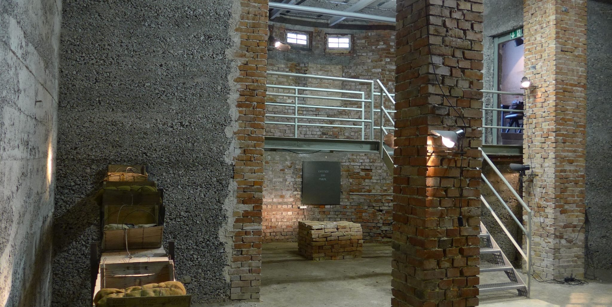 „Erinnerungsräume“ nennt Marinus van Aalst das Kunstprojekt in den Kellerräumen der Friedhofskapelle auf dem Alten Böblinger Friedhof. Der Künstler zeigt Arbeiten zur Geschichte des Zweiten Weltkriegs in Böblingen. Die Dauerausstellung der Städtischen Galerie ist zu sehen in den Monaten März bis November an jedem ersten Sonntag im Monat jeweils von 15 bis 17 Uhr. Der nächste Termin ist am Sonntag, 7. Juni. Siehe auch im Netz unter www.art-van-aalst.com