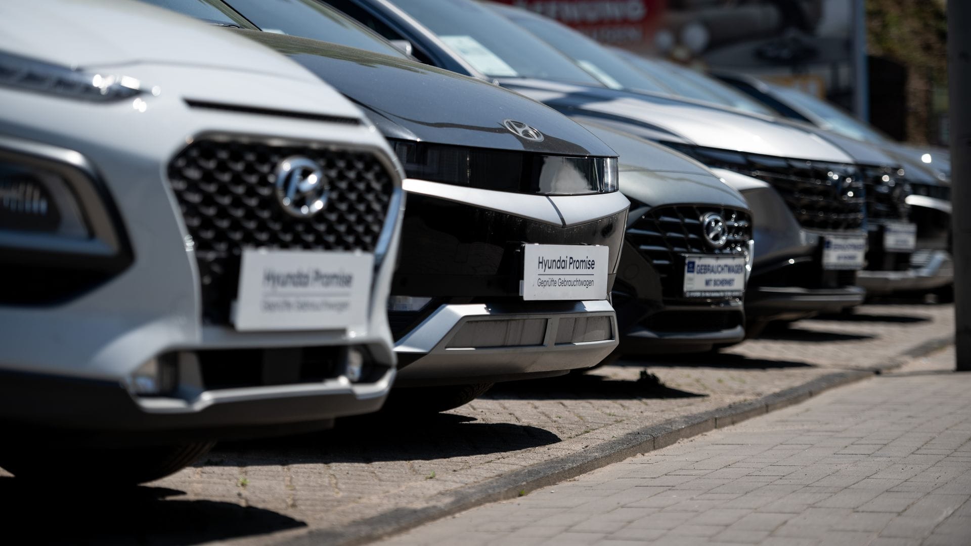 Gebrauchte Elektroautos - Privatpersonen kaufen sie inzwischen häufiger so als neu.