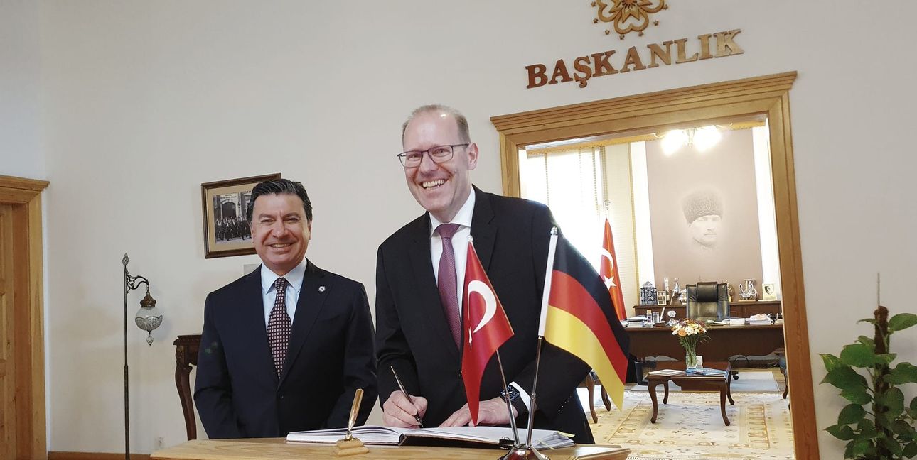 Dr. Bernd Vöhringer mit Metropolregion-Präsident Ahmet Aras beim Eintrag ins Goldene Buch der türkischen Provinz Mugla.Bild: Wegner