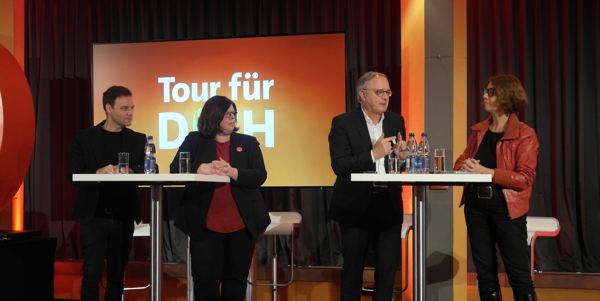Von links: Florian Wahl, Farina Semler, Andreas Stoch und die Moderatorin des Wahlkampf-Auftakts, Stefanie Wally.