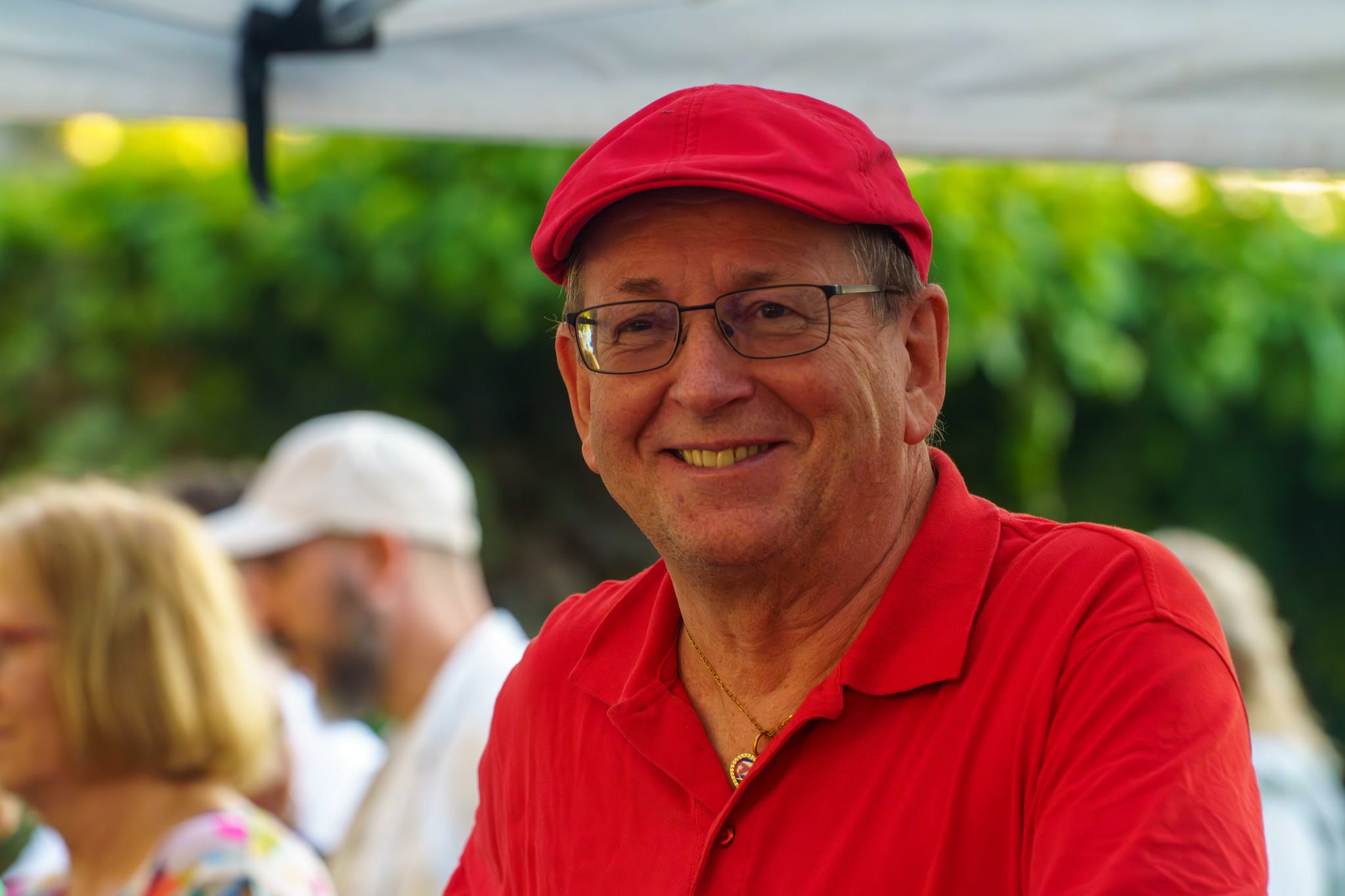 DJ Deputate alias Richard Pitterle legt auf beim Salsa-Abend.