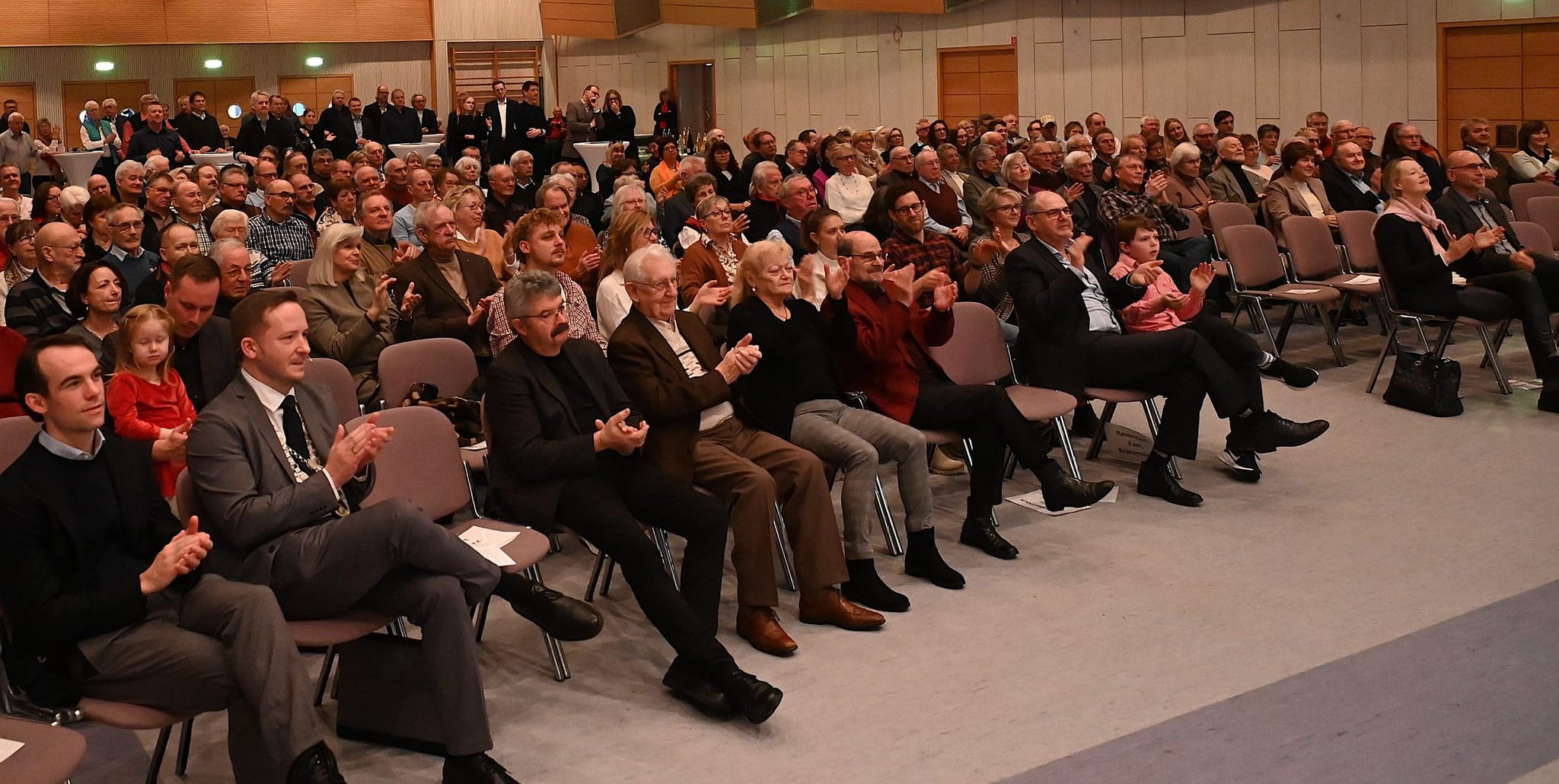 Rund 230 Besucher kamen zum Neujahrsempfang der Gemeinde Magstadt in die Festhalle. Bürgermeister Florian Glock (vordere Reihe, Zweiter von links) sieht „erneut große Aufgaben“, verspricht aber auch „viele konkrete Schritte nach vorne“.
