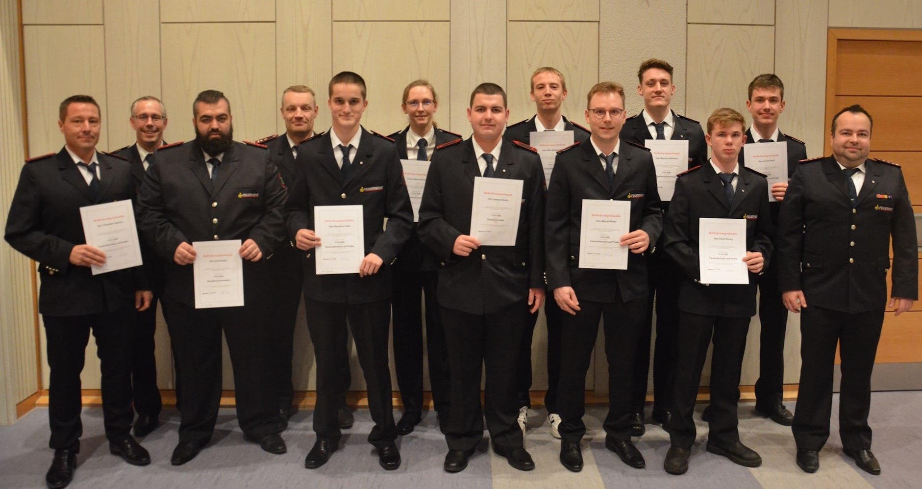 Beförderungen (von links): Christian Ogrinec, stellvertretender Kommandant Steffen Breitmeyer, Anil Öztürk, 2. stellvertretender Kommandant Daniel Vögele, Benjamin Pietz, Juliane Schmidt, Samuel Bodor, Nils Steegmüller, Marcel Winter, Maurice Nehrkorn, David Hering, Lukas Reuff, Kommandant Marco Gund