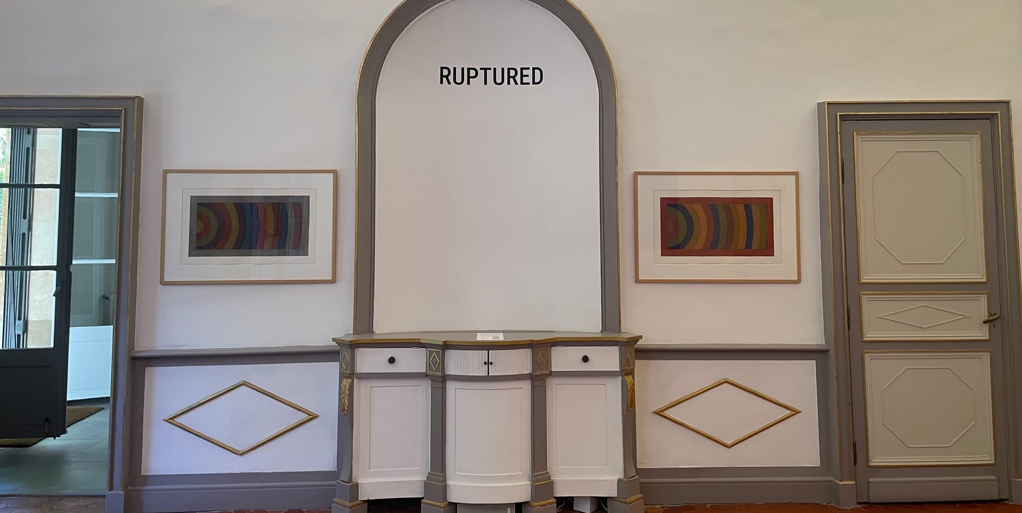 Mit dem Schriftzug „Ruptured“ ist der amerikanische Konzeptkünstler Lawrence Weiner, der in Sindelfingen mit seiner Worttafel „Broken Off“ Kunstgeschichte geschrieben hat, in der Ausstellung des Kunstzentrums Hôtel de Gallifet in Aix-en-Provence , das Werke aus der Sammlung Yvon Lambert präsentiert, vertreten.