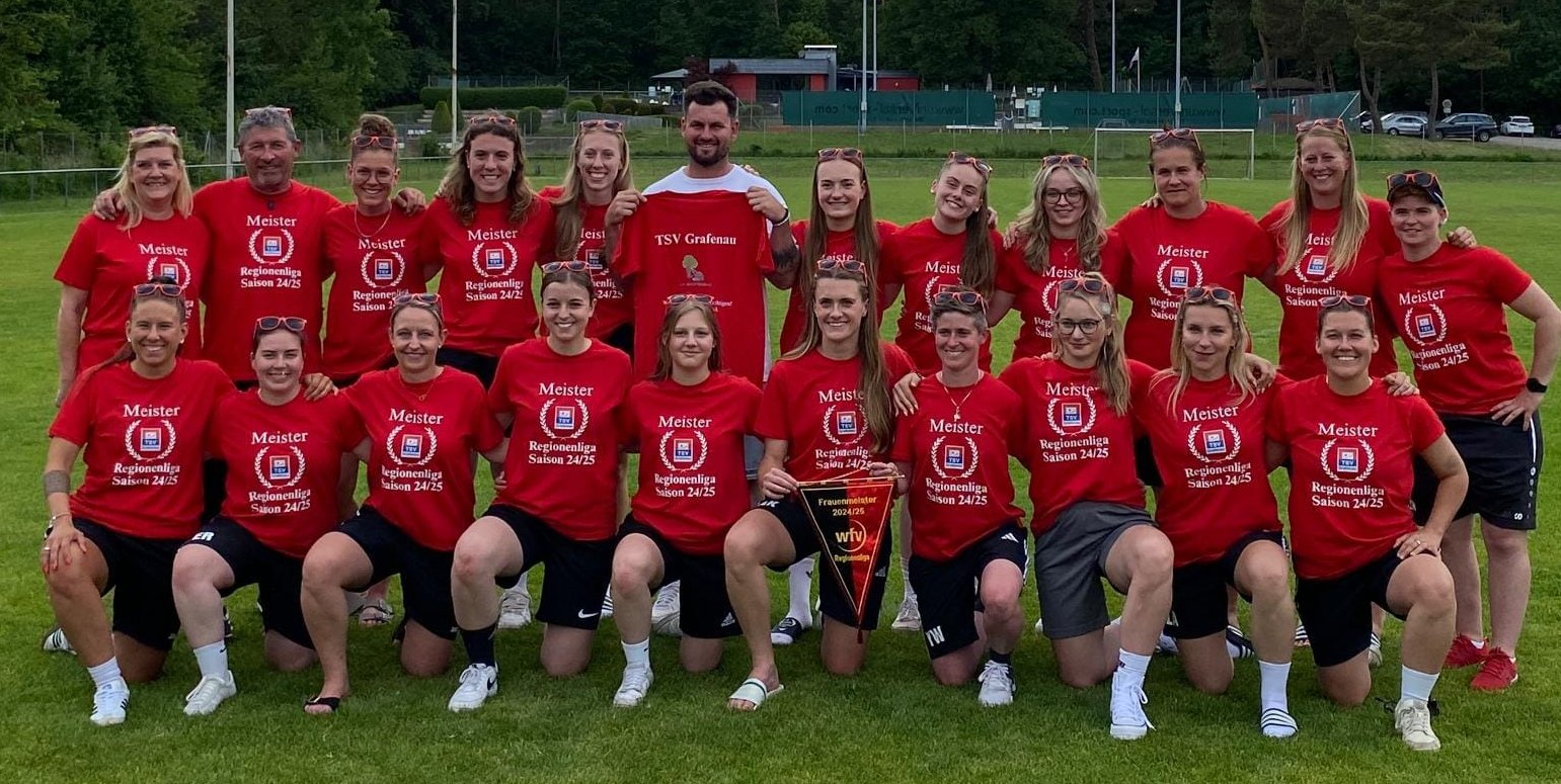 Kapitänin Anna Krämer (mit Wimpel in der Hand) und ihre Mitspielerinnen des TSV Grafenau bejubeln zwei Tage nach dem verlorenen Bezirkspokalfinale die Meisterschaft in der Regionenliga.