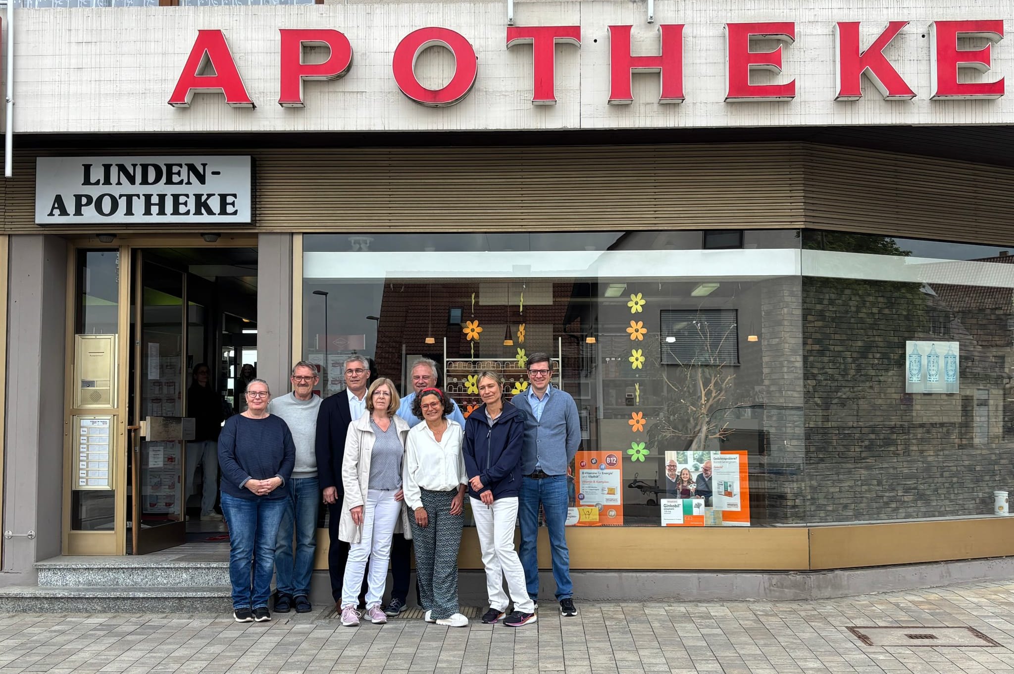 Engagieren sich für das geplante Ärzte- und Gesundheitszentrum (von links): Simone und Thomas Hornisch (Linden-Apotheke), Klaus Finger (Projektentwickler), Elisabeth Verfürth (Gynäkologin), Bürgermeister Wolfgang Lahl, Marion Hamacher (Flora-Apotheke), Melanie Fritz (Allgemeinmedizinerin) und Dr. Björn Schittenhelm (Holzgerlinger Apotheker).