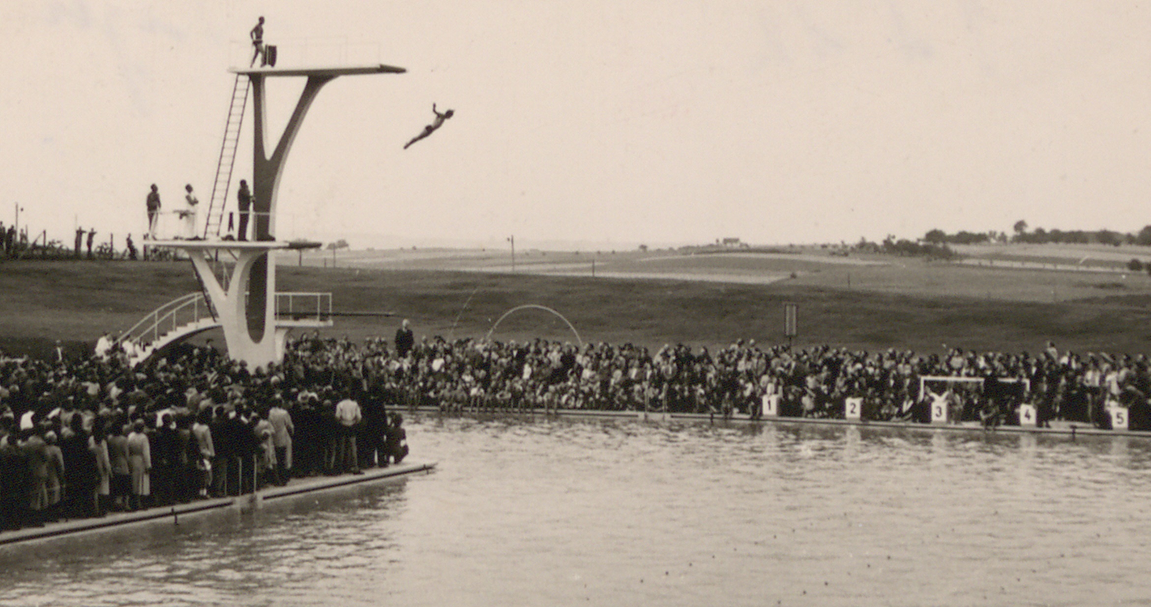 Tausende von Menschen stehen am 1. August 1953 rund ums 50-Meter-Becken und bestaunen den Sprung von Olympiasieger Fritz Geyer vom 10-Meter-Turm. Vom 5-Meter-Brett aus erklärt Oberbürgermeister Wolfgang Brumme das frisch gebaute Böblinger für erröffnet.  Bilder: z