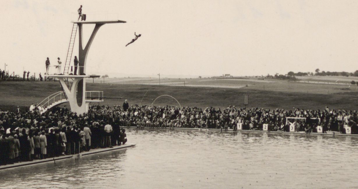 Tausende von Menschen stehen am 1. August 1953 rund ums 50-Meter-Becken und bestaunen den Sprung von Olympiasieger Fritz Geyer vom 10-Meter-Turm. Vom 5-Meter-Brett aus erklärt Oberbürgermeister Wolfgang Brumme das frisch gebaute Böblinger für erröffnet. Bilder: z