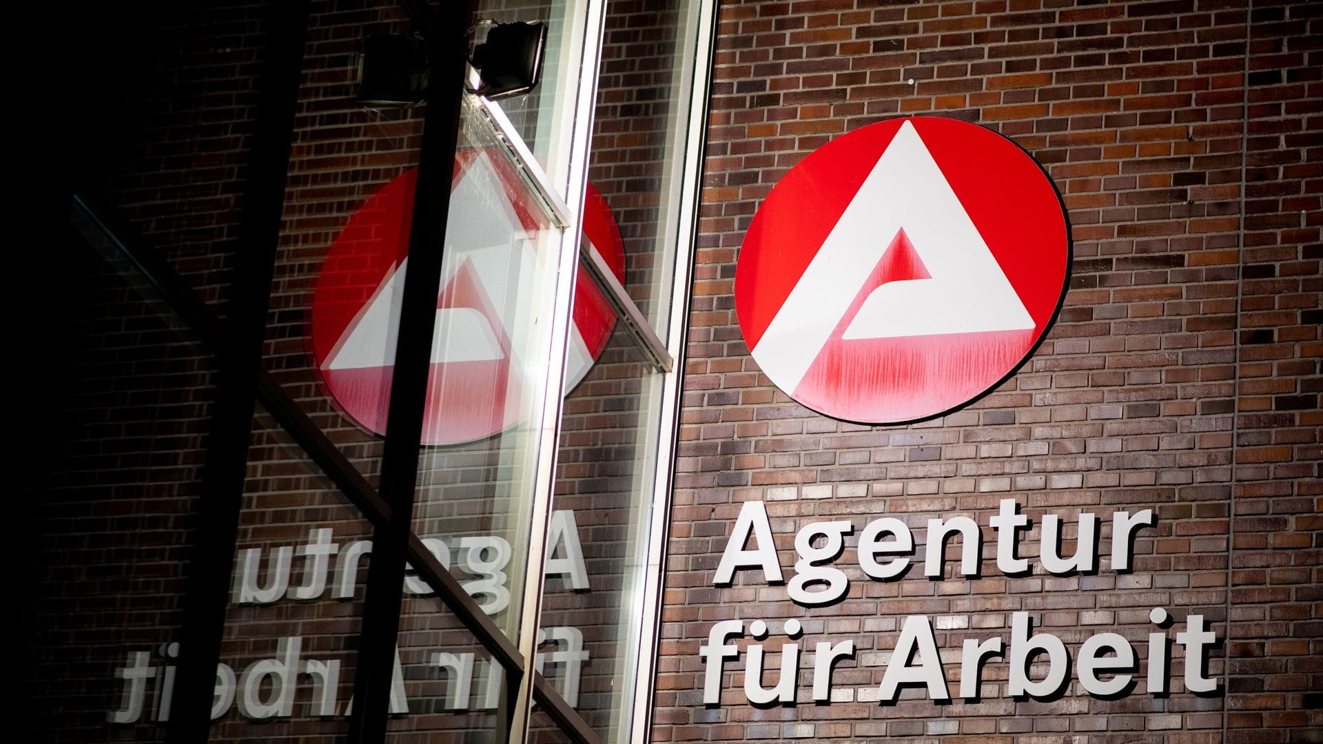Bei freiwillig vereinbarten Aufhebungsverträgen müssen Beschäftigte mit einer Sperre beim Arbeitslosengeld rechnen.