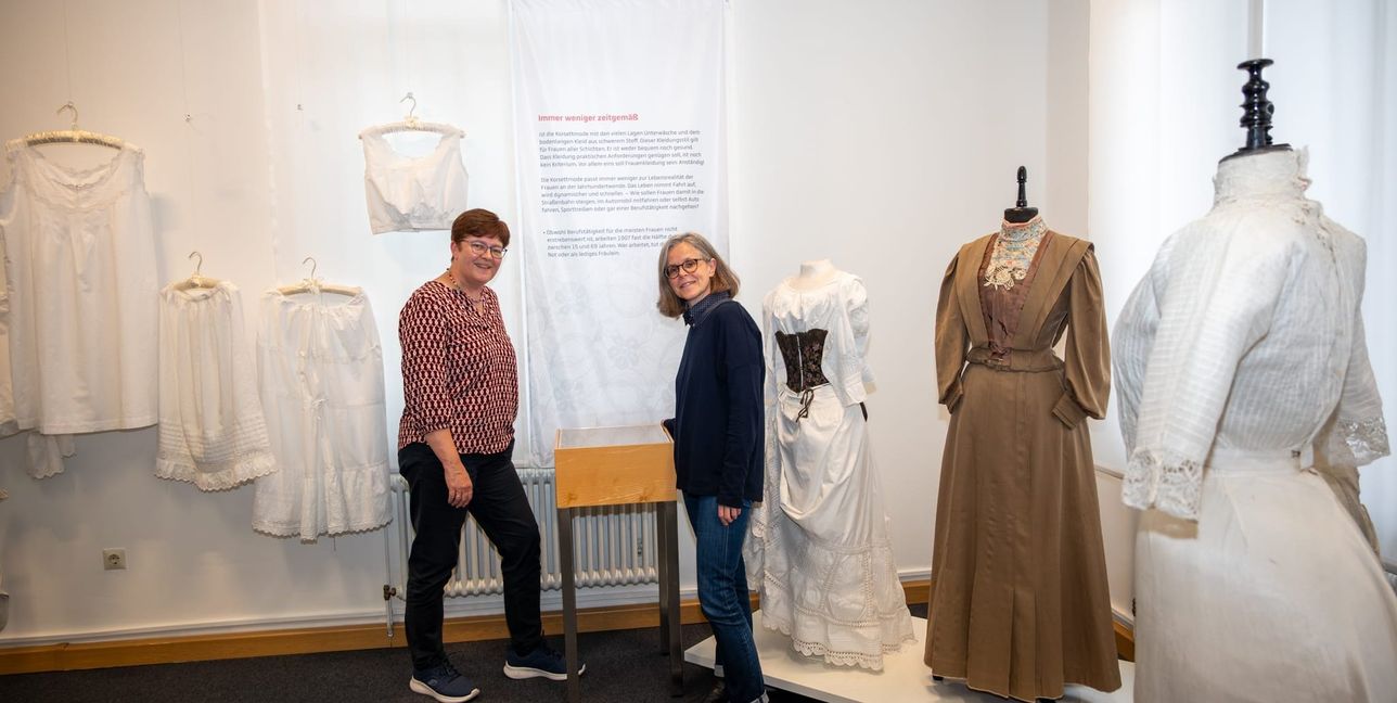 Ilja Widmann vom Stadtmuseum und Kuratorin Kerstin Hopfensitz.