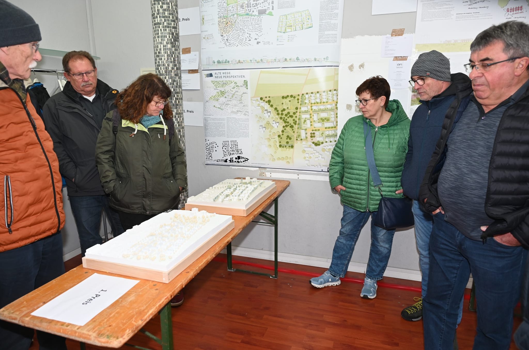 Die Ausstellung von Modellen und Plänen für das künftige Magstadter Baugebiet Seele/Metzlesbach war während des Adventsmarkts gut besucht.