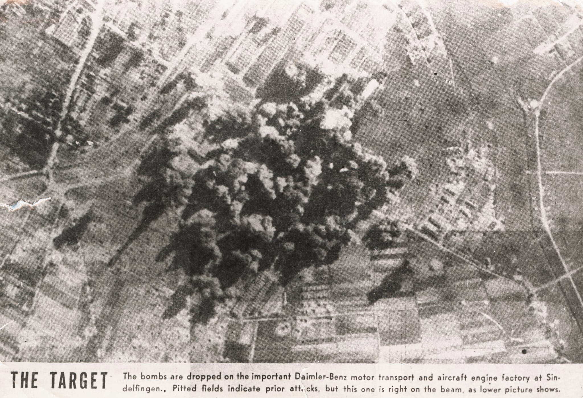 Eine amerikanische Luftaufnahme dokumentiert die Bombardierung des Sindelfinger Daimler-Werks 1944.