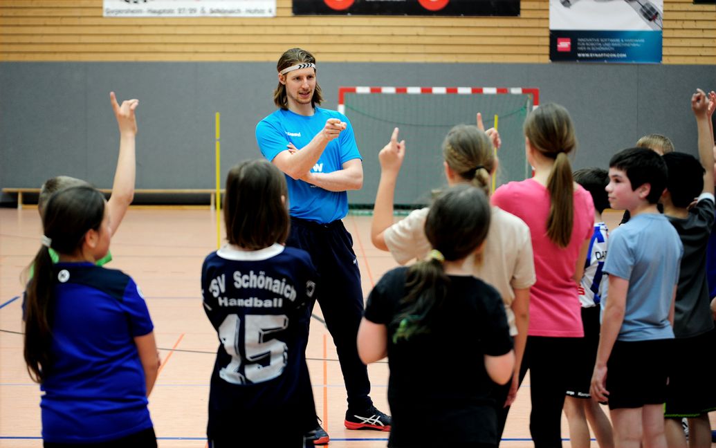 Der 1,90 Meter große Rückraumspieler des Handball-Bundesligistien TBV Stuttgart sammelte Pluspunkte beim Nachwuchs des TSV Schönaich. Bild: photostampe