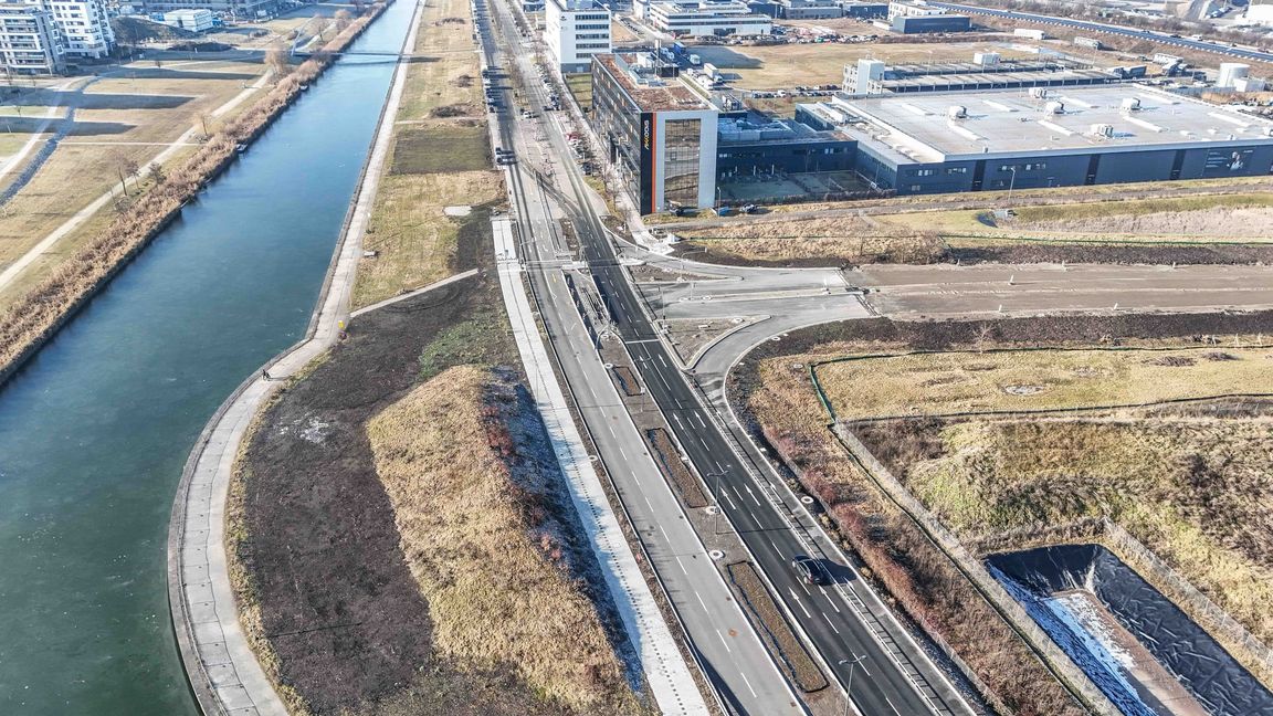 Zwischen dem letzten Bürogebäude auf dem Flugfeld und dem Erdhügel wird die südliche Rampe der Anschlussstelle Böblingen-Sindelfingen angesiedelt.