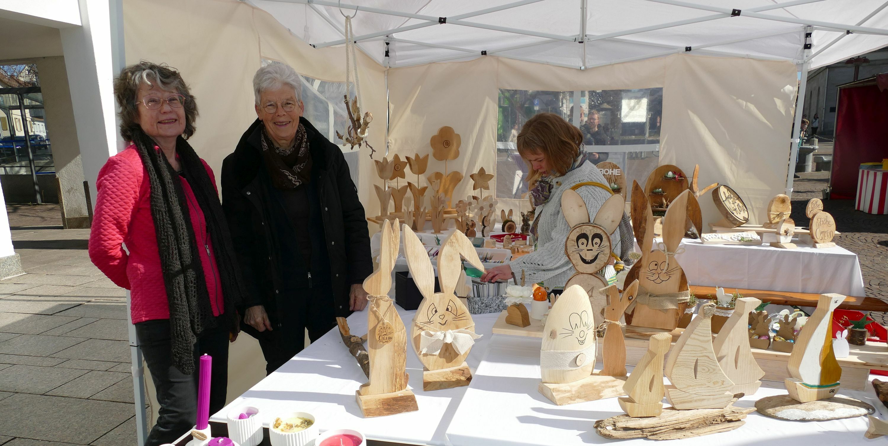 Monika Bürkle und Gabi Reidelbach laden zum Ostermarkt auf dem Sindelfinger Wochenmarkt.