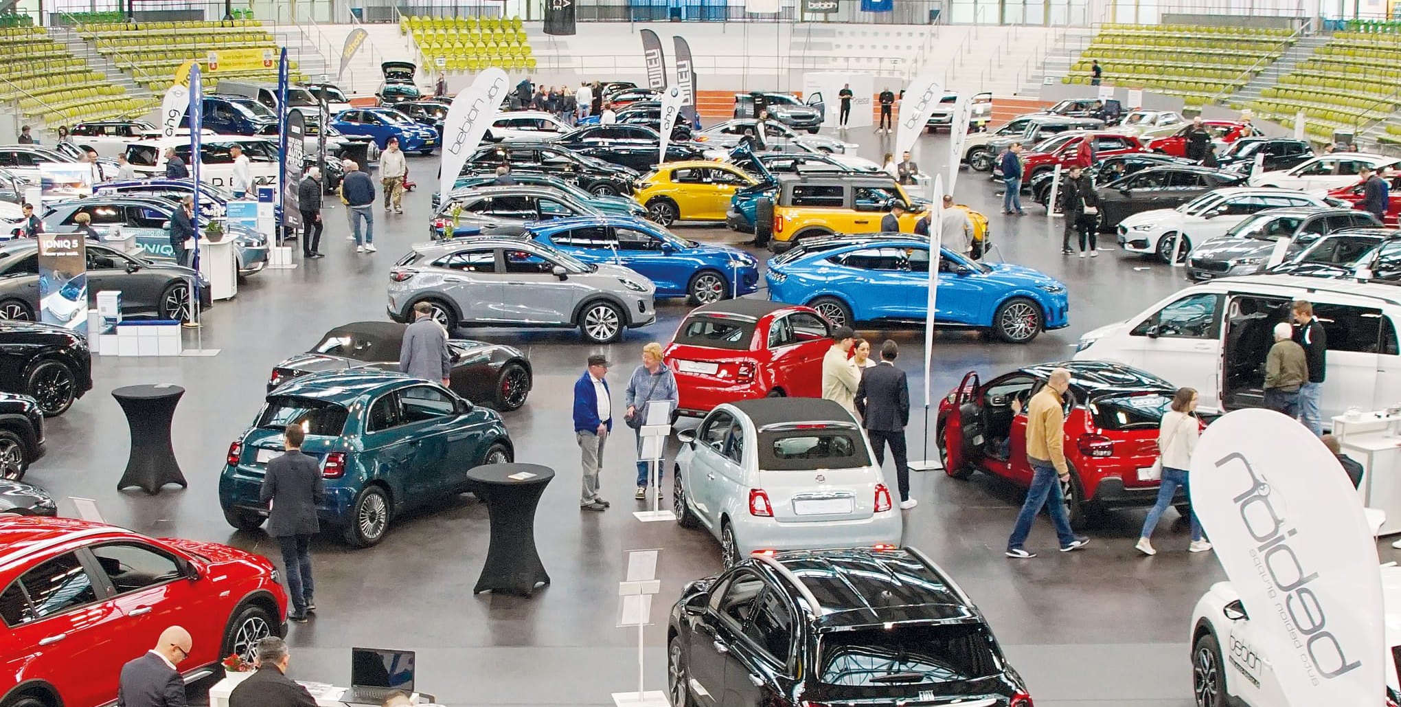 Pferdestärken statt Sportlermuskeln: Autosalon im Glaspalast.