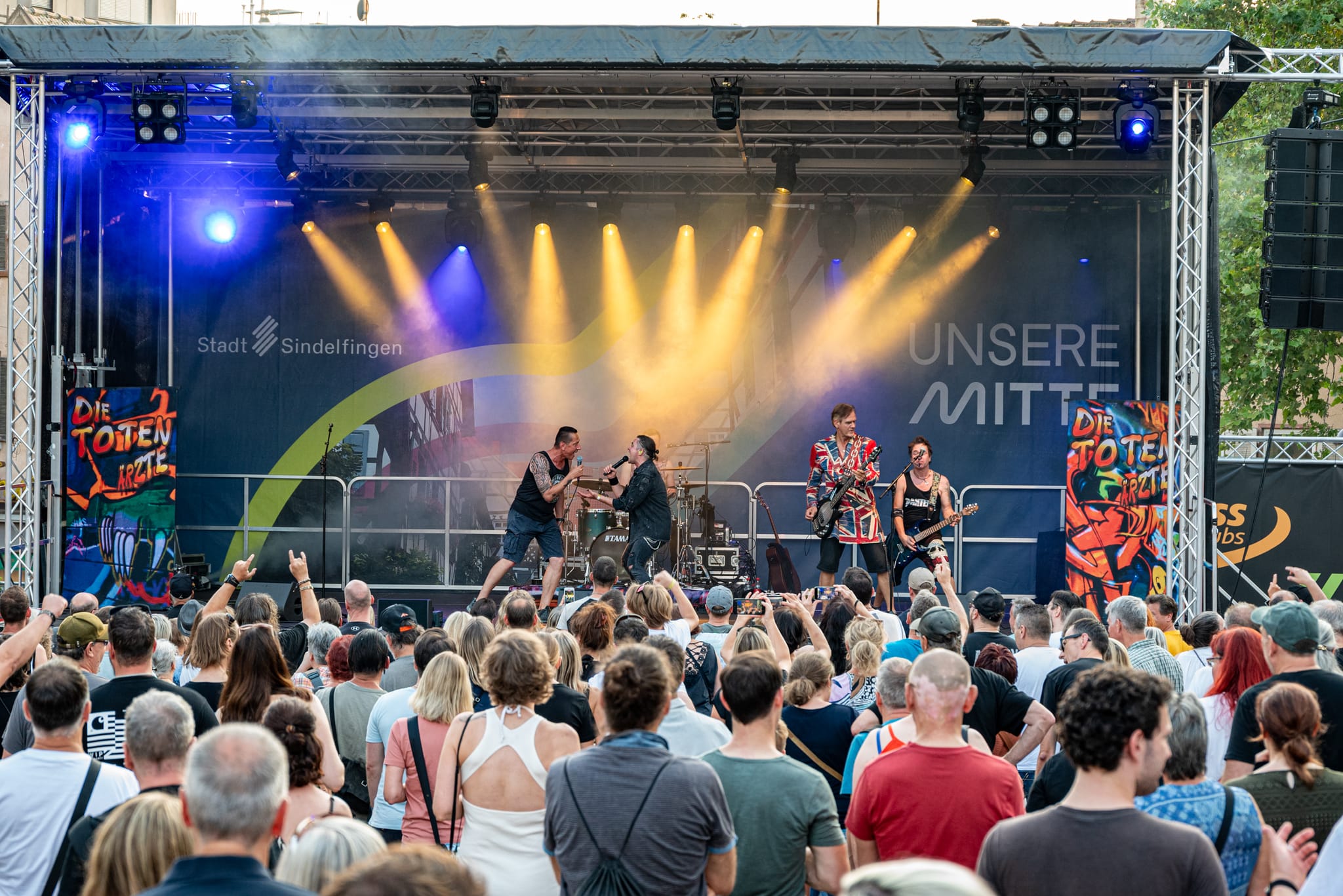 Bereits am frühen Abend sorgen die „toten Ärzte“ für gute Stimmung.