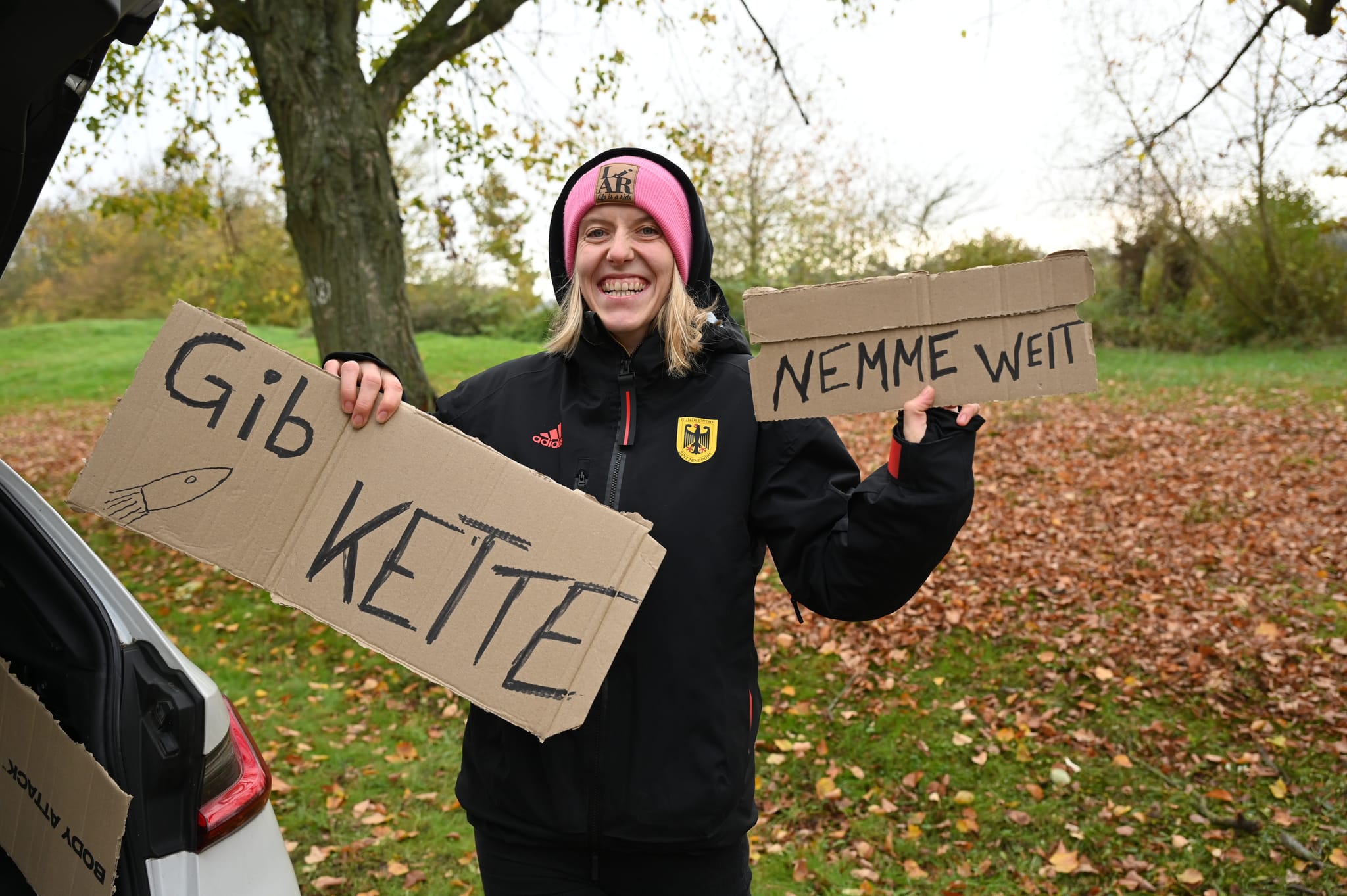 Franziska Brauße feuerte ihren Freund beim Querfeldeinrennen in Magstadt schriftlich an.