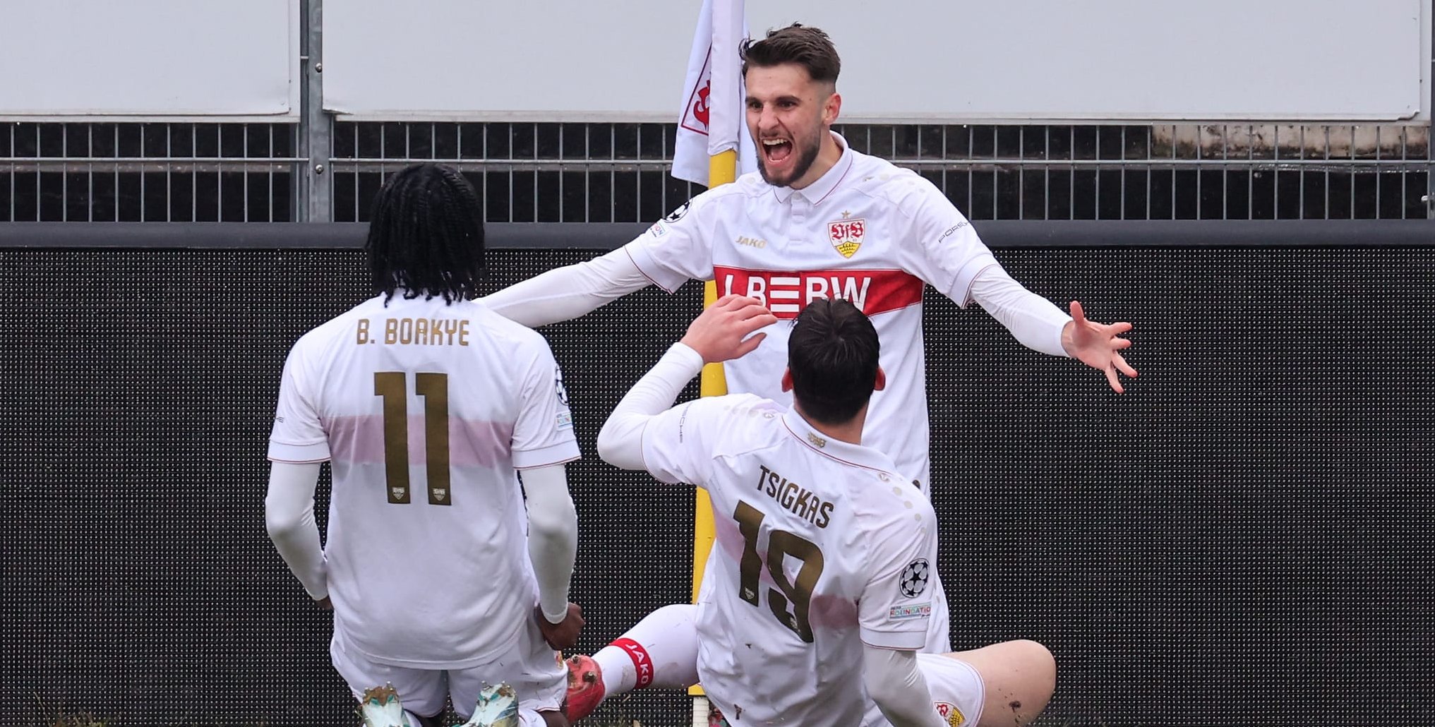 Eliot Bujupi bejubelt seinen Führungstreffer gegen Liverpool und Benjamin Boakye und Matthaios Tsigkas gratulieren dem Sindelfinger. Bild: Baumann