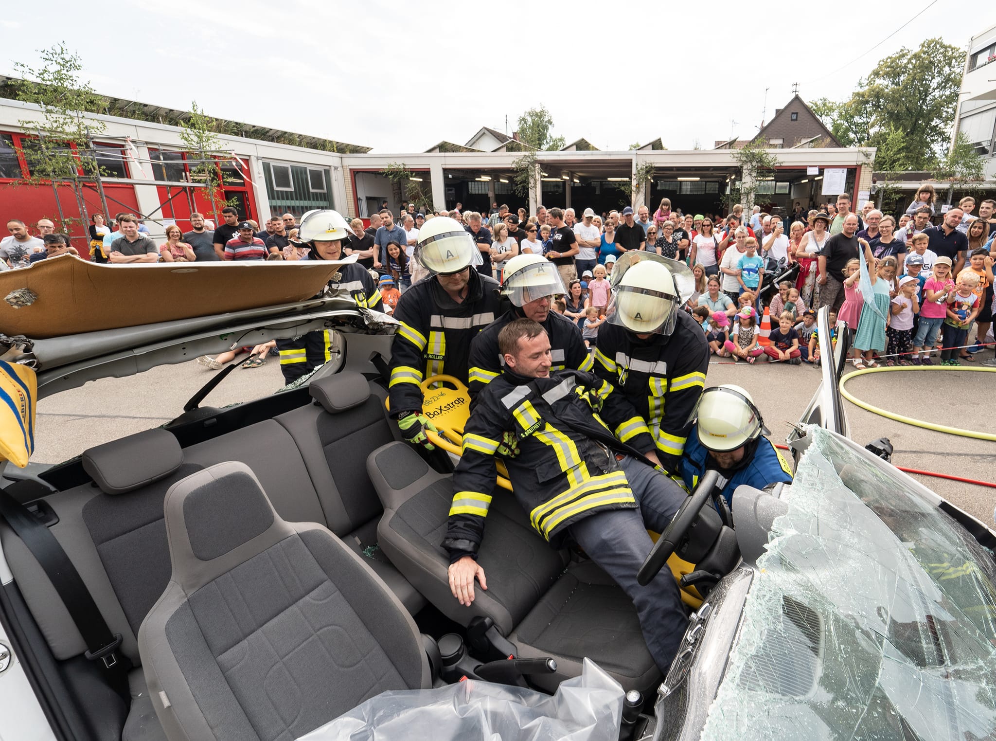 Die Magstadter Feuerwehr bei einer früheren Übung. Das Interesse der Magstadter ist dabei stets groß. Bild: z