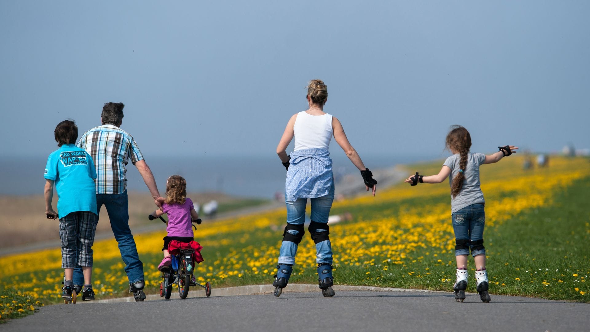 Mehr Zeit mit der Familie und mit Freunden - das nehmen sich viele Menschen für 2026 vor. (Symbolbild)
