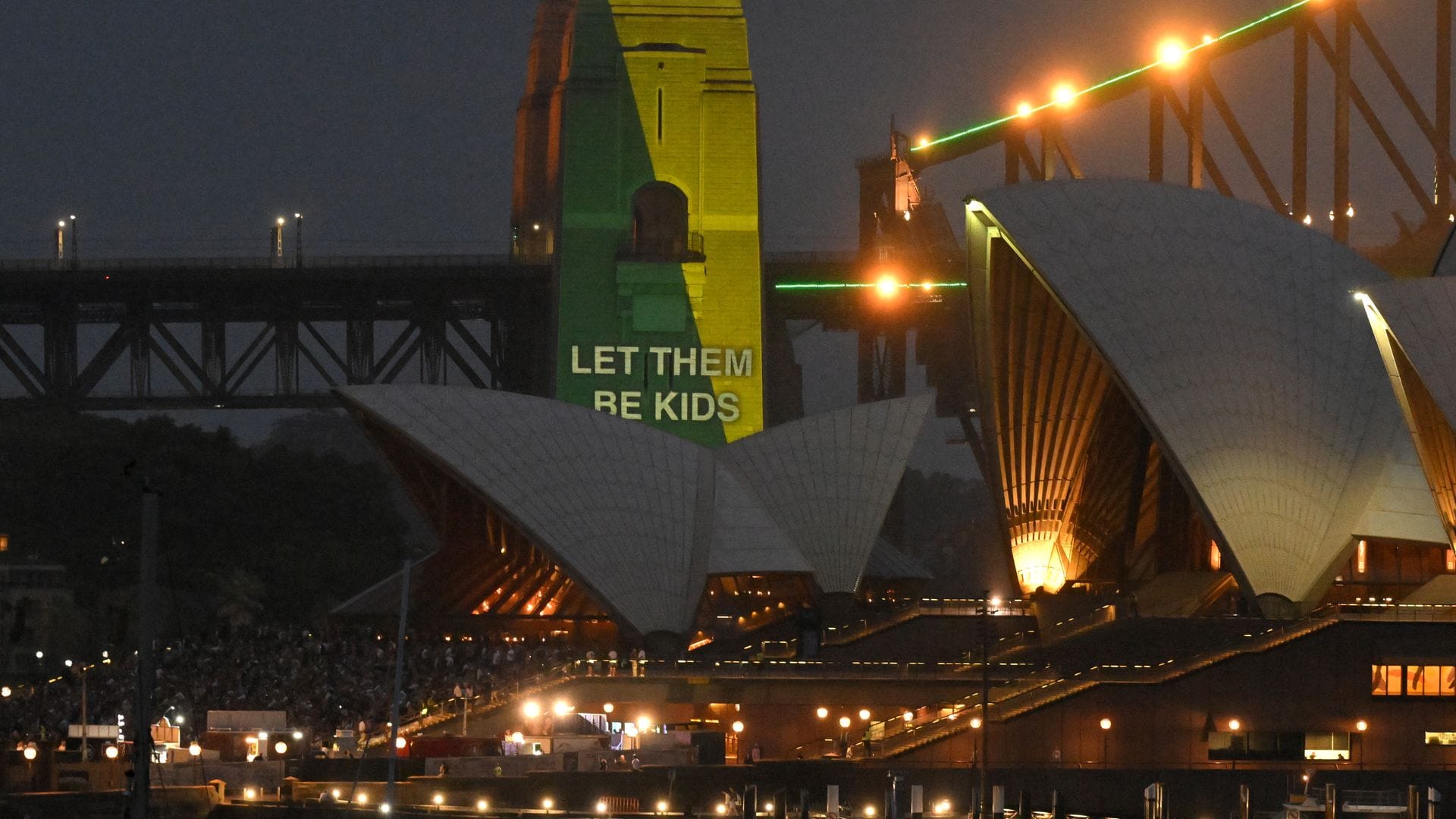 Am Tag der Einführung strahlte sogar von der Sydney Harbour Bridge der Slogan "Let them be kids". (Archivbild)